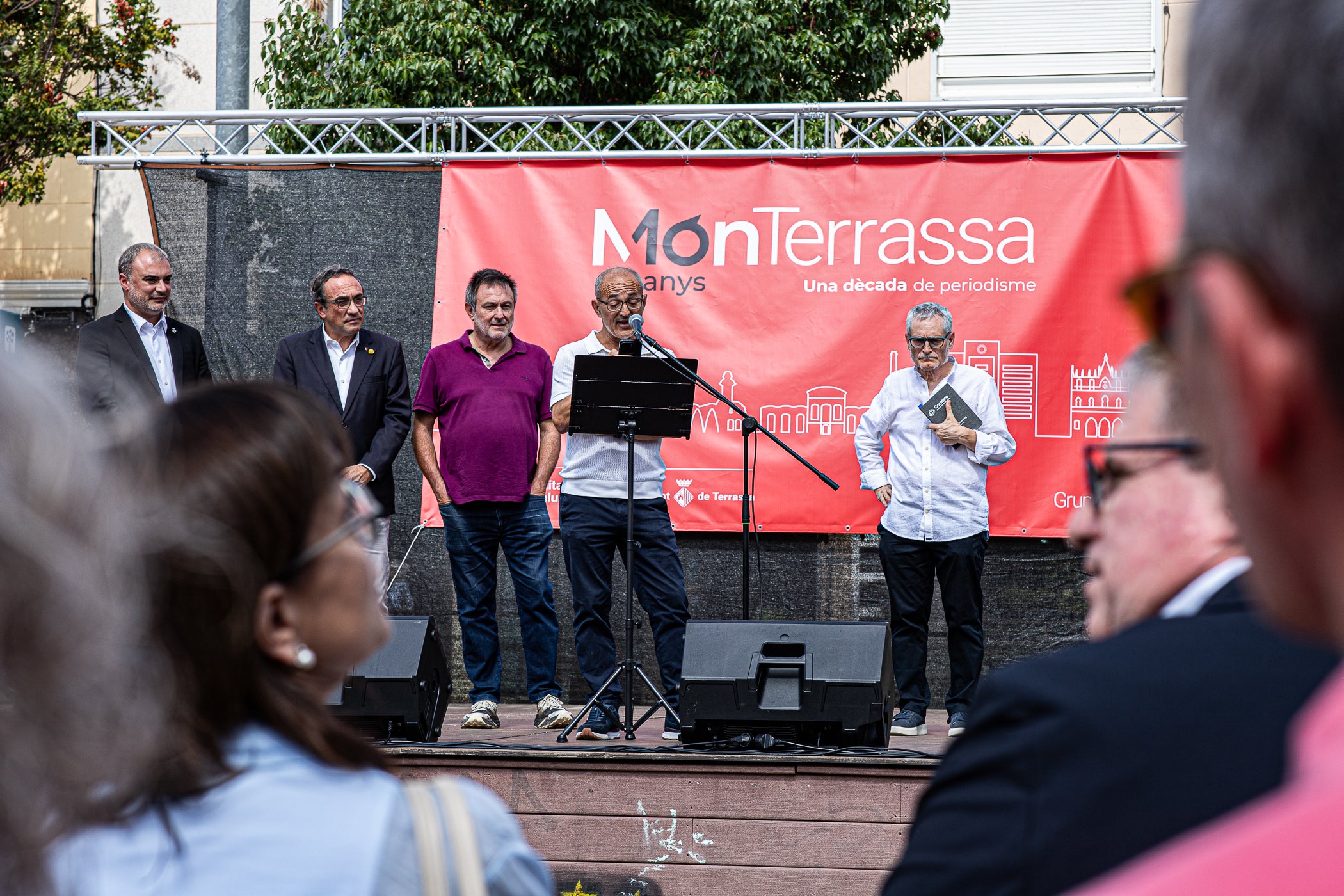 El mitjà digital MónTerrassa ha celebrat una gran festa pels seus 10 anys d'existència. L'acte, que ha tingut lloc aquest dissabte dia 19 de setembre a la plaça Progrés, ha comptat amb l'actuació musical d'Axel Davis Duo i una degustació dels vermuts de Dos Déus, Antich i 3 Setmanes Blanc i Negre. A més, també ha gaudit de la destacada presència del president del Parlament de Catalunya, Josep Rull, i de l'alcalde de Terrassa, Jordi Ballart. Els assistents també s'han pogut emportar un exemplar de la primera edició de la revista de MónTerrassa, a més d'una bossa i un punt de llibre fets exclusivament per celebrar els 10 anys | Javi González