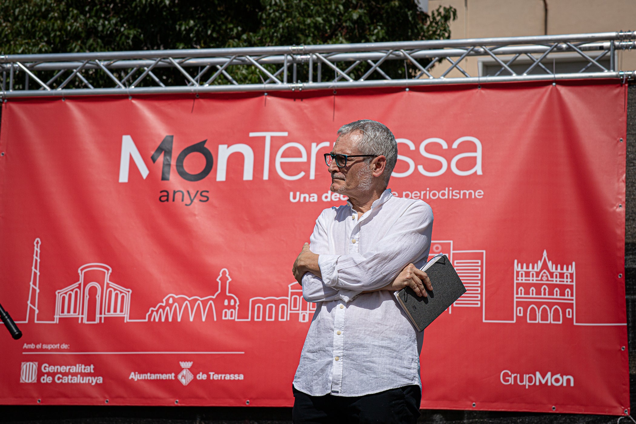 El mitjà digital MónTerrassa ha celebrat una gran festa pels seus 10 anys d'existència. L'acte, que ha tingut lloc aquest dissabte dia 19 de setembre a la plaça Progrés, ha comptat amb l'actuació musical d'Axel Davis Duo i una degustació dels vermuts de Dos Déus, Antich i 3 Setmanes Blanc i Negre. A més, també ha gaudit de la destacada presència del president del Parlament de Catalunya, Josep Rull, i de l'alcalde de Terrassa, Jordi Ballart. Els assistents també s'han pogut emportar un exemplar de la primera edició de la revista de MónTerrassa, a més d'una bossa i un punt de llibre fets exclusivament per celebrar els 10 anys | Javi González