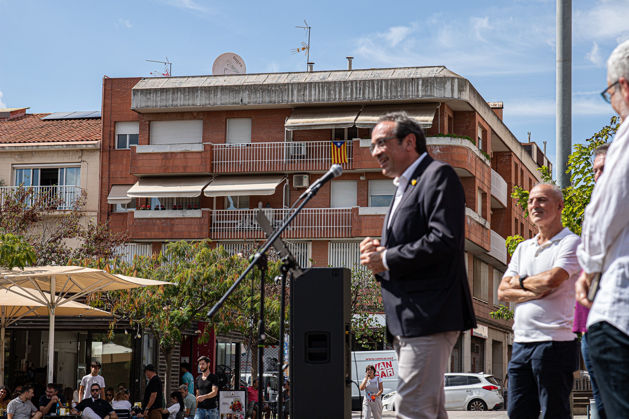 El mitjà digital MónTerrassa ha celebrat una gran festa pels seus 10 anys d'existència. L'acte, que ha tingut lloc aquest dissabte dia 19 de setembre a la plaça Progrés, ha comptat amb l'actuació musical d'Axel Davis Duo i una degustació dels vermuts de Dos Déus, Antich i 3 Setmanes Blanc i Negre. A més, també ha gaudit de la destacada presència del president del Parlament de Catalunya, Josep Rull, i de l'alcalde de Terrassa, Jordi Ballart. Els assistents també s'han pogut emportar un exemplar de la primera edició de la revista de MónTerrassa, a més d'una bossa i un punt de llibre fets exclusivament per celebrar els 10 anys | Javi González
