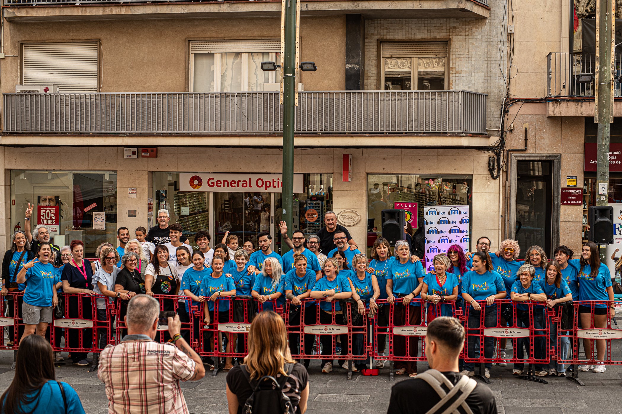 Policías x Valientes, una entitat creada per membres de la Policia Municipal per lluitar contra el càncer infantil, va organitzar ahir, dilluns dia 28 de setembre, la rapada solidària 'Posa't al seu cap'. Durant l'acte, celebrat al Raval de Montserrat, la ciutadania va poder tallar-se els cabells, fer-se trenes, les ungles o tatuatges. Tots els beneficis es destinaran a projectes de recerca sobre el càncer infantil impulsats per l'Hospital Sant Joan de Déu i l'Hospital Universitari Vall d'Hebron | Javi González
