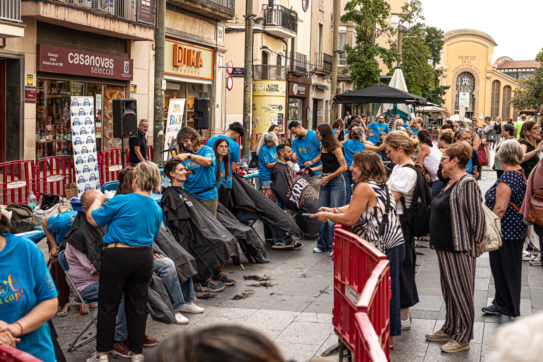 Policías x Valientes, una entitat creada per membres de la Policia Municipal per lluitar contra el càncer infantil, va organitzar ahir, dilluns dia 28 de setembre, la rapada solidària 'Posa't al seu cap'. Durant l'acte, celebrat al Raval de Montserrat, la ciutadania va poder tallar-se els cabells, fer-se trenes, les ungles o tatuatges. Tots els beneficis es destinaran a projectes de recerca sobre el càncer infantil impulsats per l'Hospital Sant Joan de Déu i l'Hospital Universitari Vall d'Hebron | Javi González