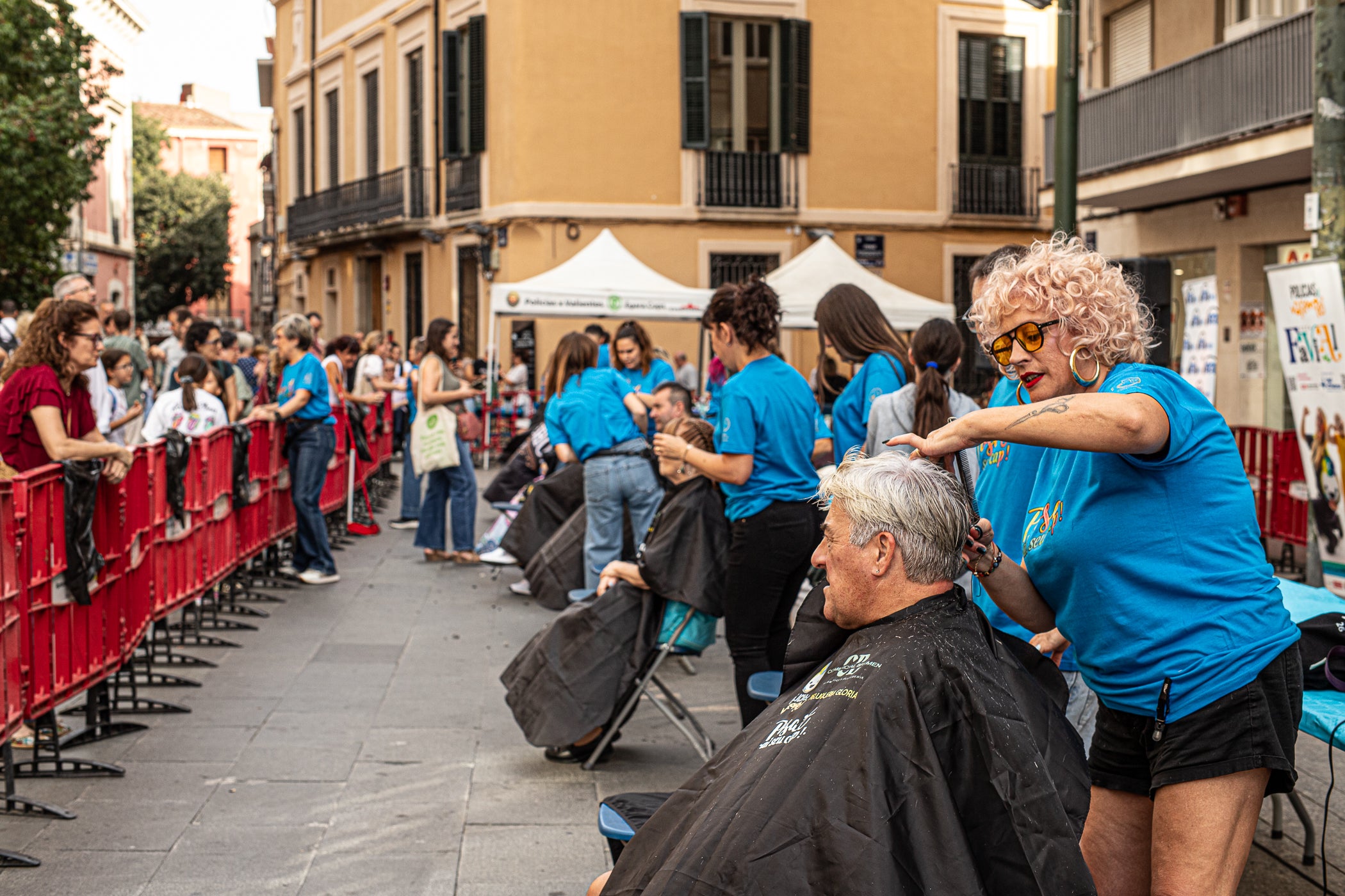 Policías x Valientes, una entitat creada per membres de la Policia Municipal per lluitar contra el càncer infantil, va organitzar ahir, dilluns dia 28 de setembre, la rapada solidària 'Posa't al seu cap'. Durant l'acte, celebrat al Raval de Montserrat, la ciutadania va poder tallar-se els cabells, fer-se trenes, les ungles o tatuatges. Tots els beneficis es destinaran a projectes de recerca sobre el càncer infantil impulsats per l'Hospital Sant Joan de Déu i l'Hospital Universitari Vall d'Hebron | Javi González