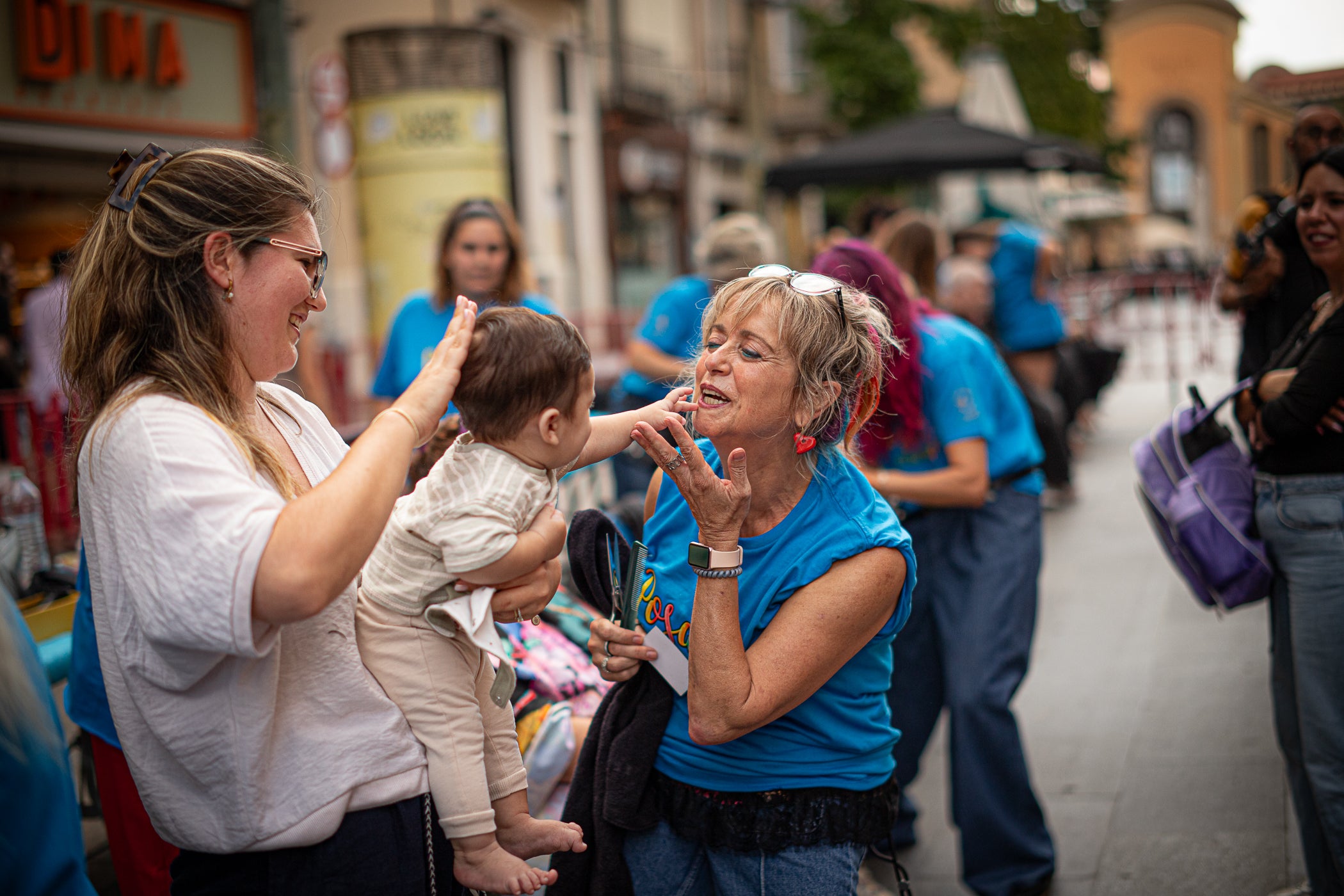 Policías x Valientes, una entitat creada per membres de la Policia Municipal per lluitar contra el càncer infantil, va organitzar ahir, dilluns dia 28 de setembre, la rapada solidària 'Posa't al seu cap'. Durant l'acte, celebrat al Raval de Montserrat, la ciutadania va poder tallar-se els cabells, fer-se trenes, les ungles o tatuatges. Tots els beneficis es destinaran a projectes de recerca sobre el càncer infantil impulsats per l'Hospital Sant Joan de Déu i l'Hospital Universitari Vall d'Hebron | Javi González