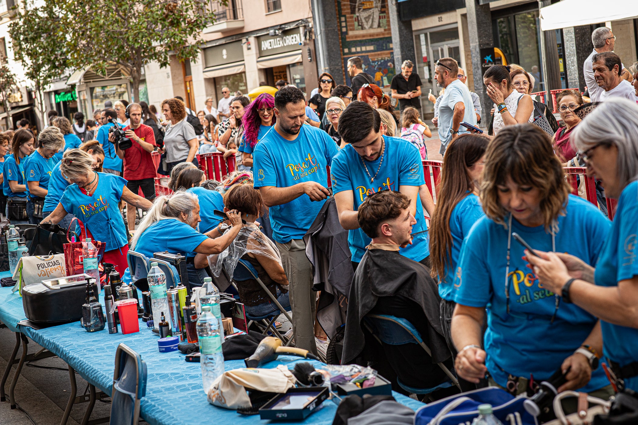 Policías x Valientes, una entitat creada per membres de la Policia Municipal per lluitar contra el càncer infantil, va organitzar ahir, dilluns dia 28 de setembre, la rapada solidària 'Posa't al seu cap'. Durant l'acte, celebrat al Raval de Montserrat, la ciutadania va poder tallar-se els cabells, fer-se trenes, les ungles o tatuatges. Tots els beneficis es destinaran a projectes de recerca sobre el càncer infantil impulsats per l'Hospital Sant Joan de Déu i l'Hospital Universitari Vall d'Hebron | Javi González