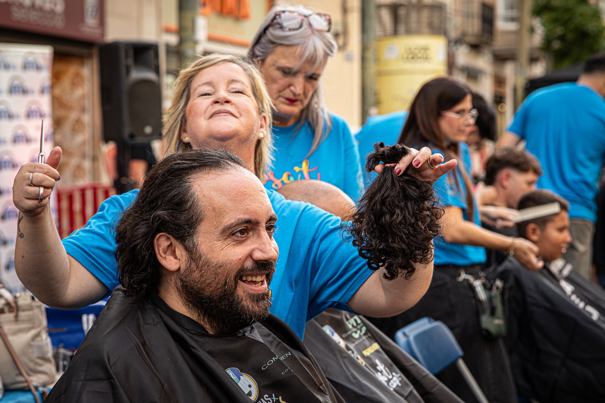 Policías x Valientes, una entitat creada per membres de la Policia Municipal per lluitar contra el càncer infantil, va organitzar ahir, dilluns dia 28 de setembre, la rapada solidària 'Posa't al seu cap'. Durant l'acte, celebrat al Raval de Montserrat, la ciutadania va poder tallar-se els cabells, fer-se trenes, les ungles o tatuatges. Tots els beneficis es destinaran a projectes de recerca sobre el càncer infantil impulsats per l'Hospital Sant Joan de Déu i l'Hospital Universitari Vall d'Hebron | Javi González