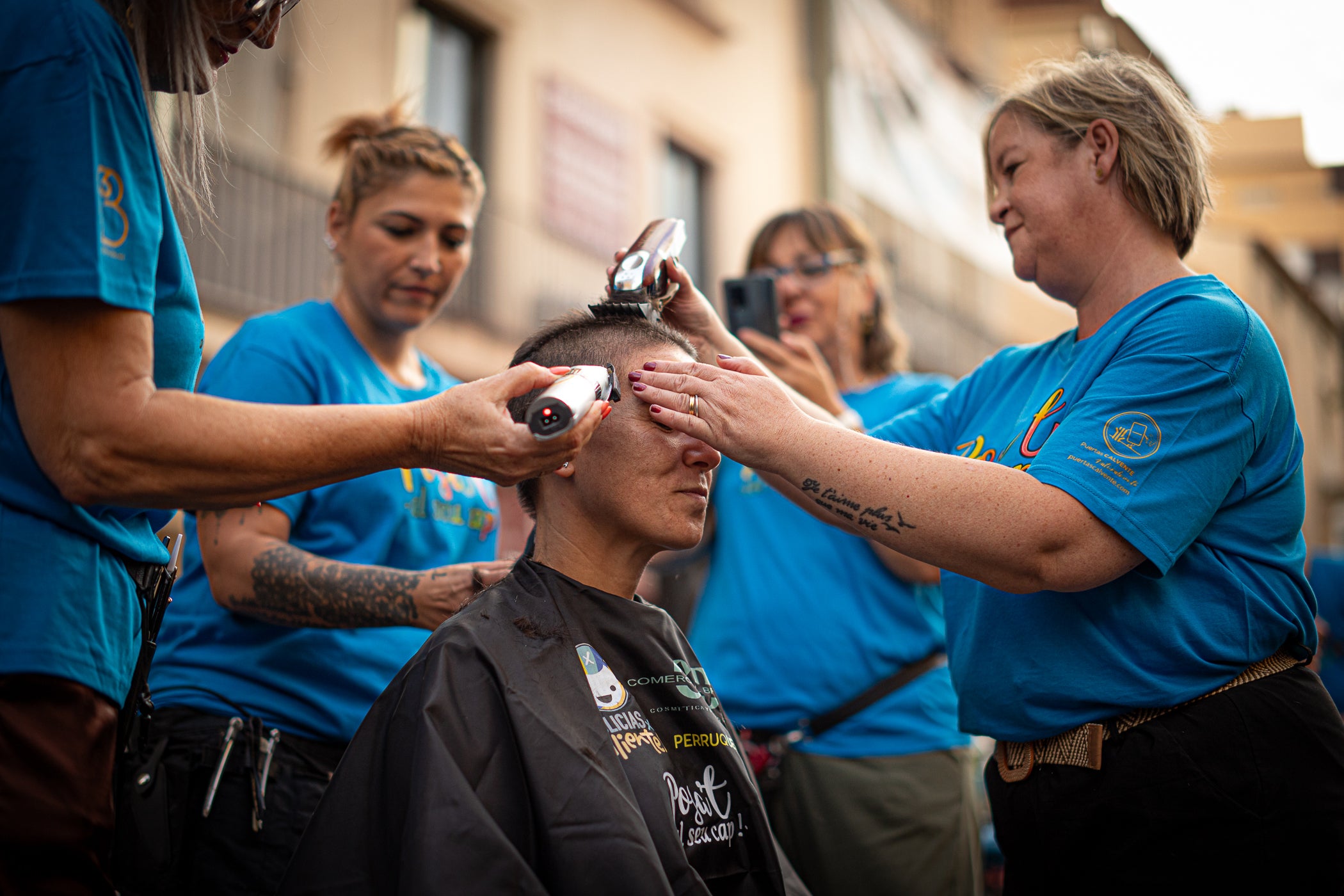 Policías x Valientes, una entitat creada per membres de la Policia Municipal per lluitar contra el càncer infantil, va organitzar ahir, dilluns dia 28 de setembre, la rapada solidària 'Posa't al seu cap'. Durant l'acte, celebrat al Raval de Montserrat, la ciutadania va poder tallar-se els cabells, fer-se trenes, les ungles o tatuatges. Tots els beneficis es destinaran a projectes de recerca sobre el càncer infantil impulsats per l'Hospital Sant Joan de Déu i l'Hospital Universitari Vall d'Hebron | Javi González