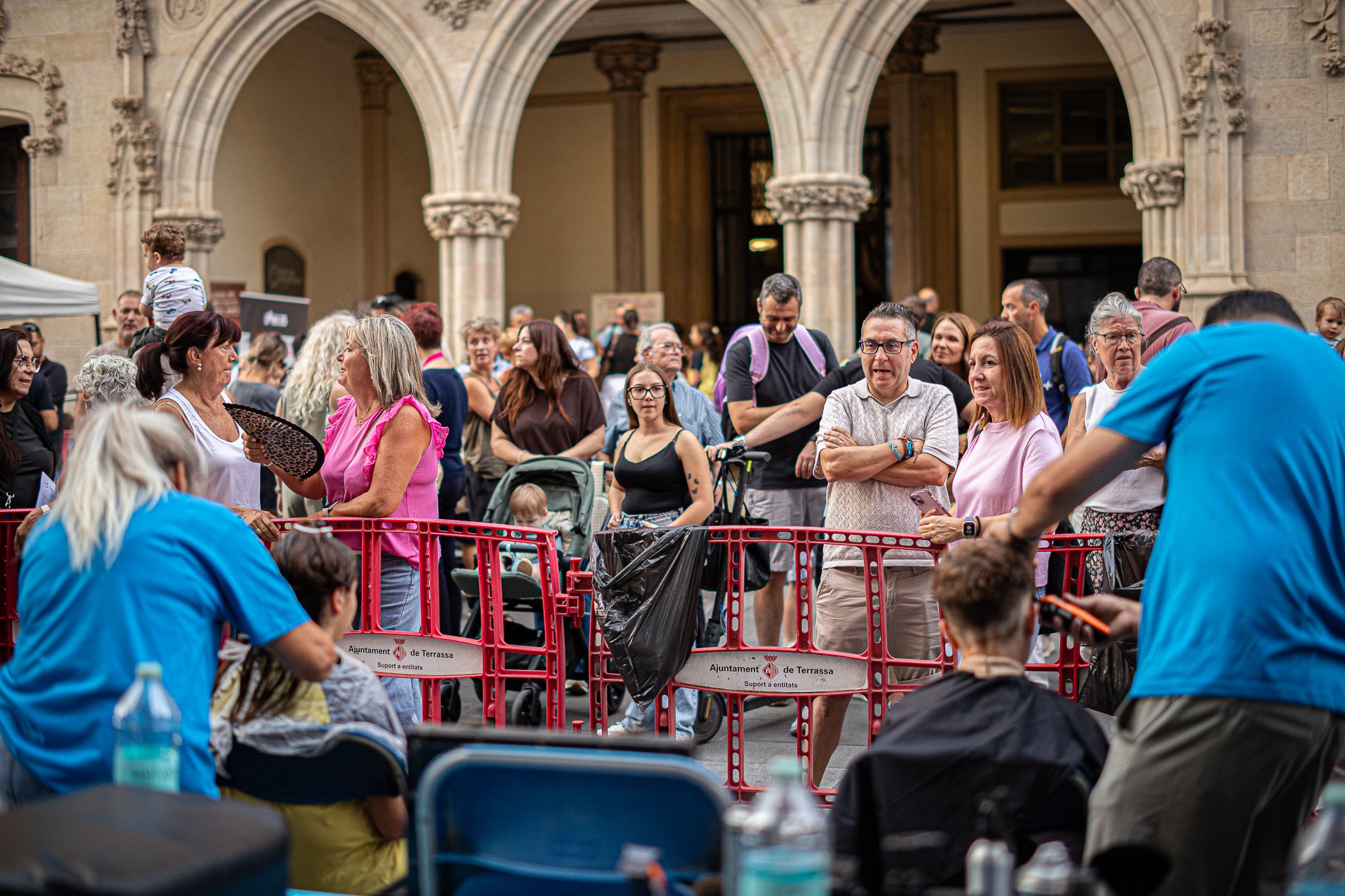 Policías x Valientes, una entitat creada per membres de la Policia Municipal per lluitar contra el càncer infantil, va organitzar ahir, dilluns dia 28 de setembre, la rapada solidària 'Posa't al seu cap'. Durant l'acte, celebrat al Raval de Montserrat, la ciutadania va poder tallar-se els cabells, fer-se trenes, les ungles o tatuatges. Tots els beneficis es destinaran a projectes de recerca sobre el càncer infantil impulsats per l'Hospital Sant Joan de Déu i l'Hospital Universitari Vall d'Hebron | Javi González