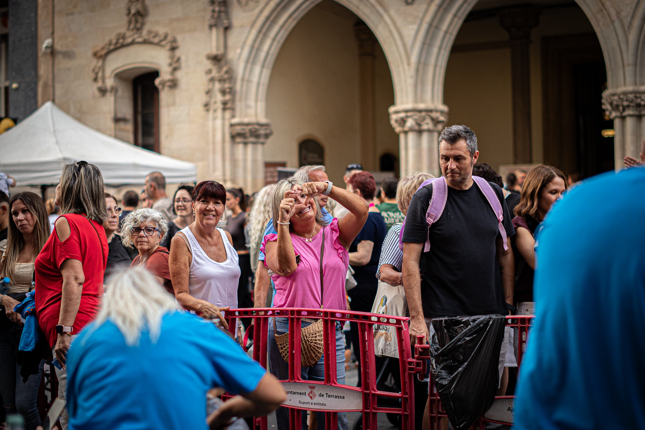 Policías x Valientes, una entitat creada per membres de la Policia Municipal per lluitar contra el càncer infantil, va organitzar ahir, dilluns dia 28 de setembre, la rapada solidària 'Posa't al seu cap'. Durant l'acte, celebrat al Raval de Montserrat, la ciutadania va poder tallar-se els cabells, fer-se trenes, les ungles o tatuatges. Tots els beneficis es destinaran a projectes de recerca sobre el càncer infantil impulsats per l'Hospital Sant Joan de Déu i l'Hospital Universitari Vall d'Hebron | Javi González