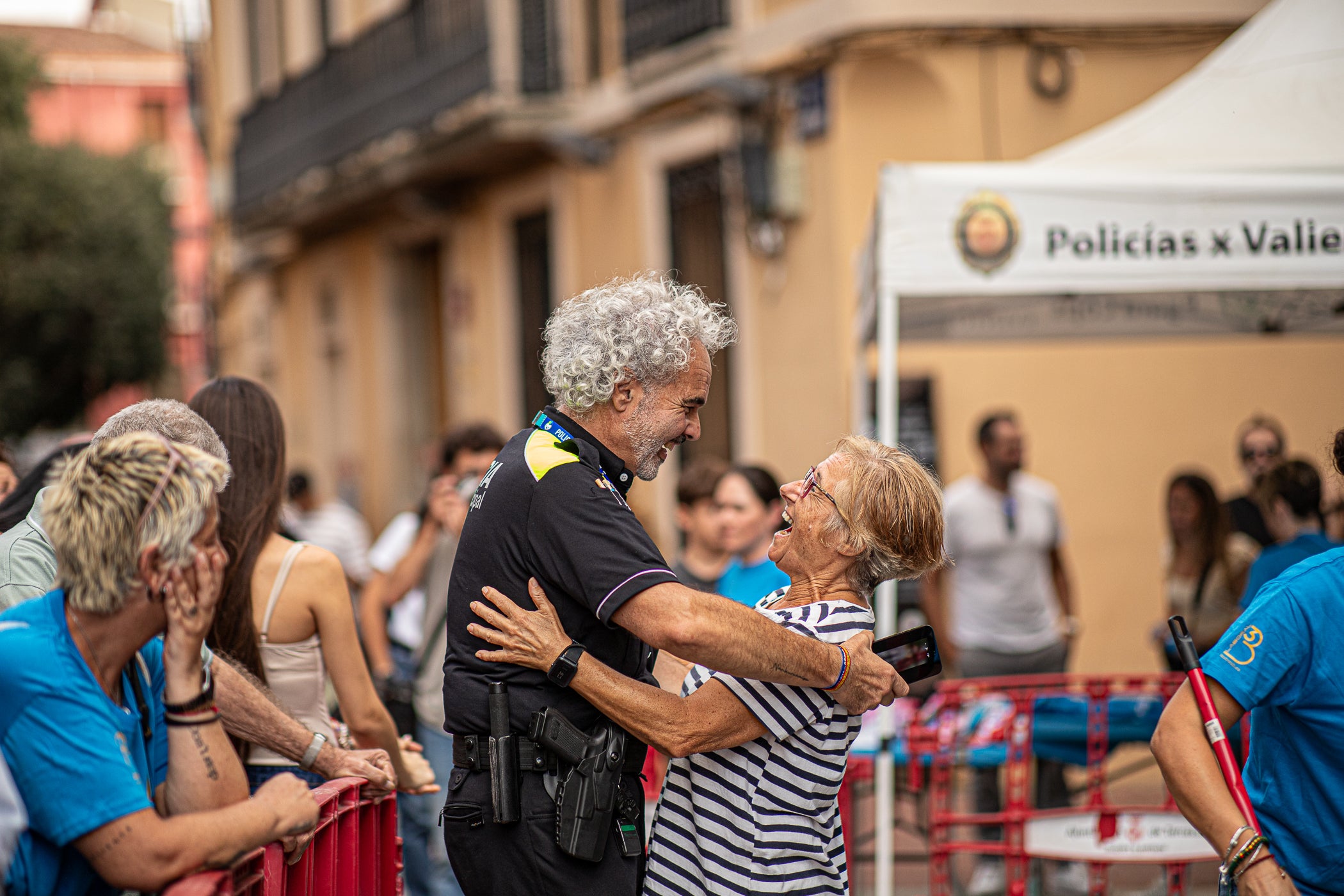 Policías x Valientes, una entitat creada per membres de la Policia Municipal per lluitar contra el càncer infantil, va organitzar ahir, dilluns dia 28 de setembre, la rapada solidària 'Posa't al seu cap'. Durant l'acte, celebrat al Raval de Montserrat, la ciutadania va poder tallar-se els cabells, fer-se trenes, les ungles o tatuatges. Tots els beneficis es destinaran a projectes de recerca sobre el càncer infantil impulsats per l'Hospital Sant Joan de Déu i l'Hospital Universitari Vall d'Hebron | Javi González