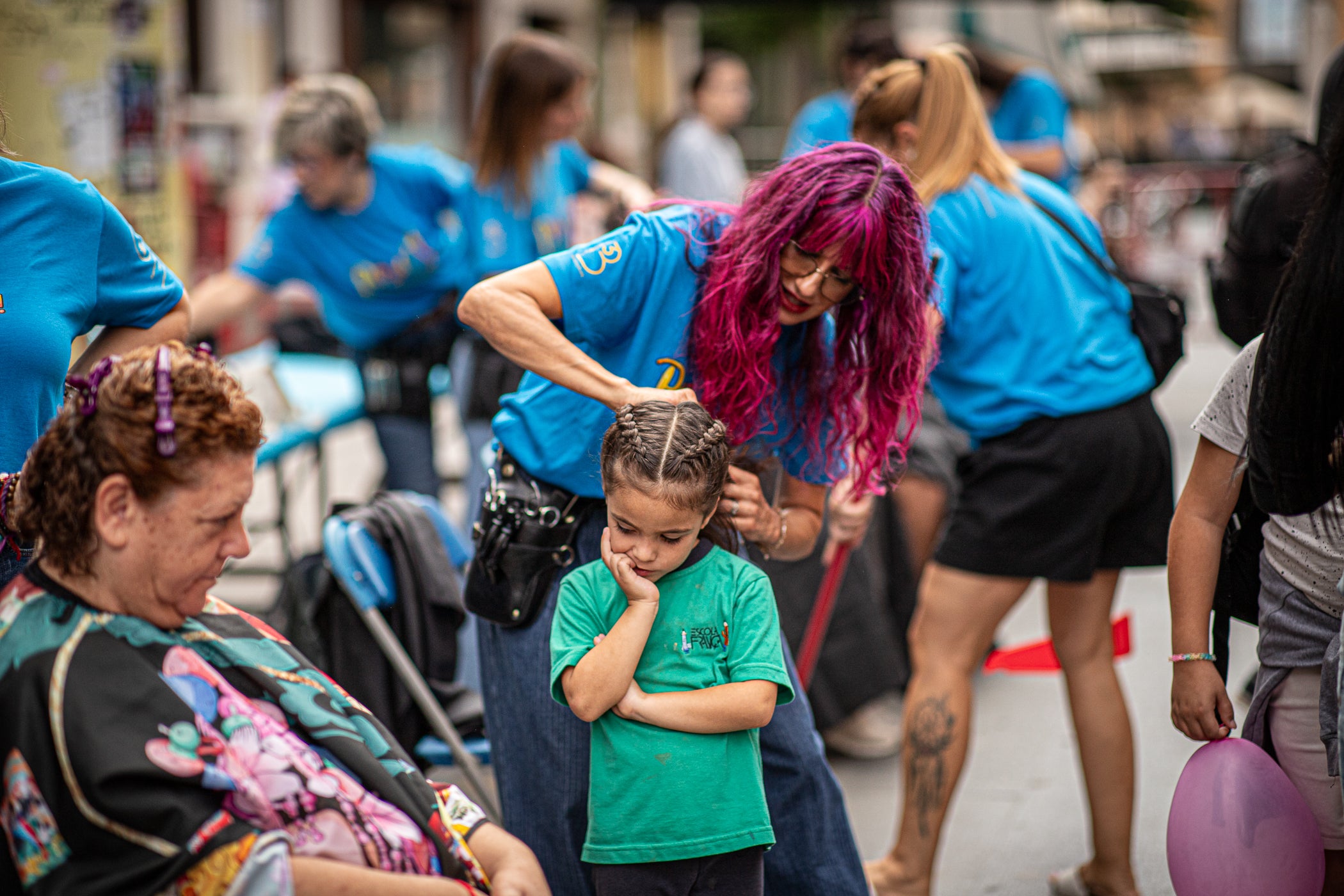 Policías x Valientes, una entitat creada per membres de la Policia Municipal per lluitar contra el càncer infantil, va organitzar ahir, dilluns dia 28 de setembre, la rapada solidària 'Posa't al seu cap'. Durant l'acte, celebrat al Raval de Montserrat, la ciutadania va poder tallar-se els cabells, fer-se trenes, les ungles o tatuatges. Tots els beneficis es destinaran a projectes de recerca sobre el càncer infantil impulsats per l'Hospital Sant Joan de Déu i l'Hospital Universitari Vall d'Hebron | Javi González