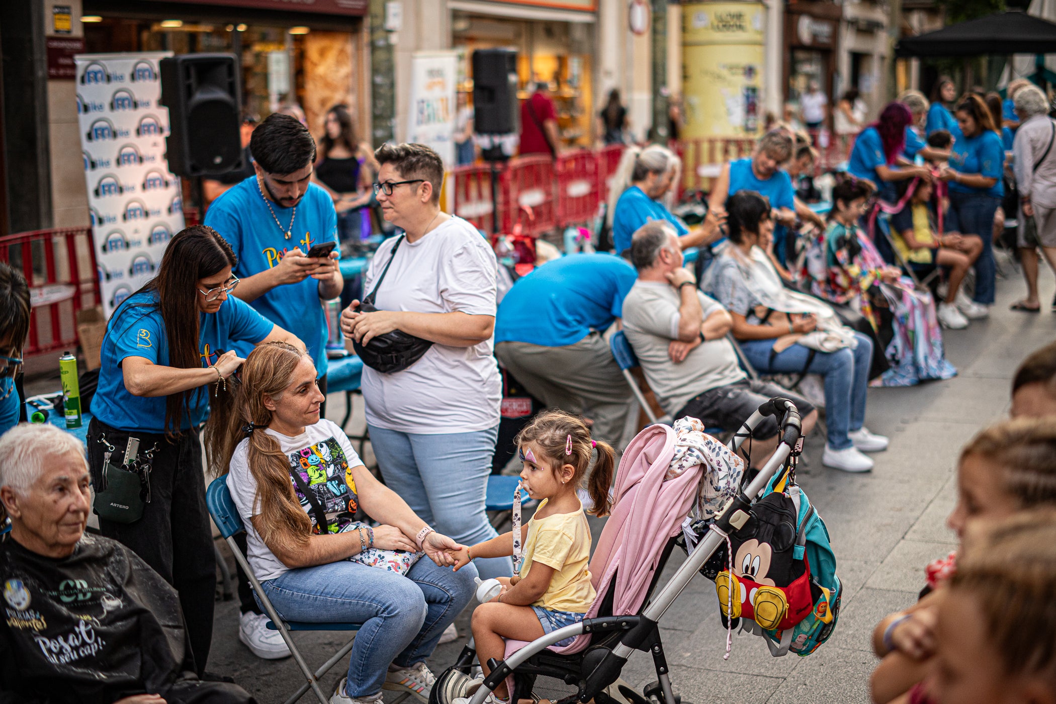 Policías x Valientes, una entitat creada per membres de la Policia Municipal per lluitar contra el càncer infantil, va organitzar ahir, dilluns dia 28 de setembre, la rapada solidària 'Posa't al seu cap'. Durant l'acte, celebrat al Raval de Montserrat, la ciutadania va poder tallar-se els cabells, fer-se trenes, les ungles o tatuatges. Tots els beneficis es destinaran a projectes de recerca sobre el càncer infantil impulsats per l'Hospital Sant Joan de Déu i l'Hospital Universitari Vall d'Hebron | Javi González