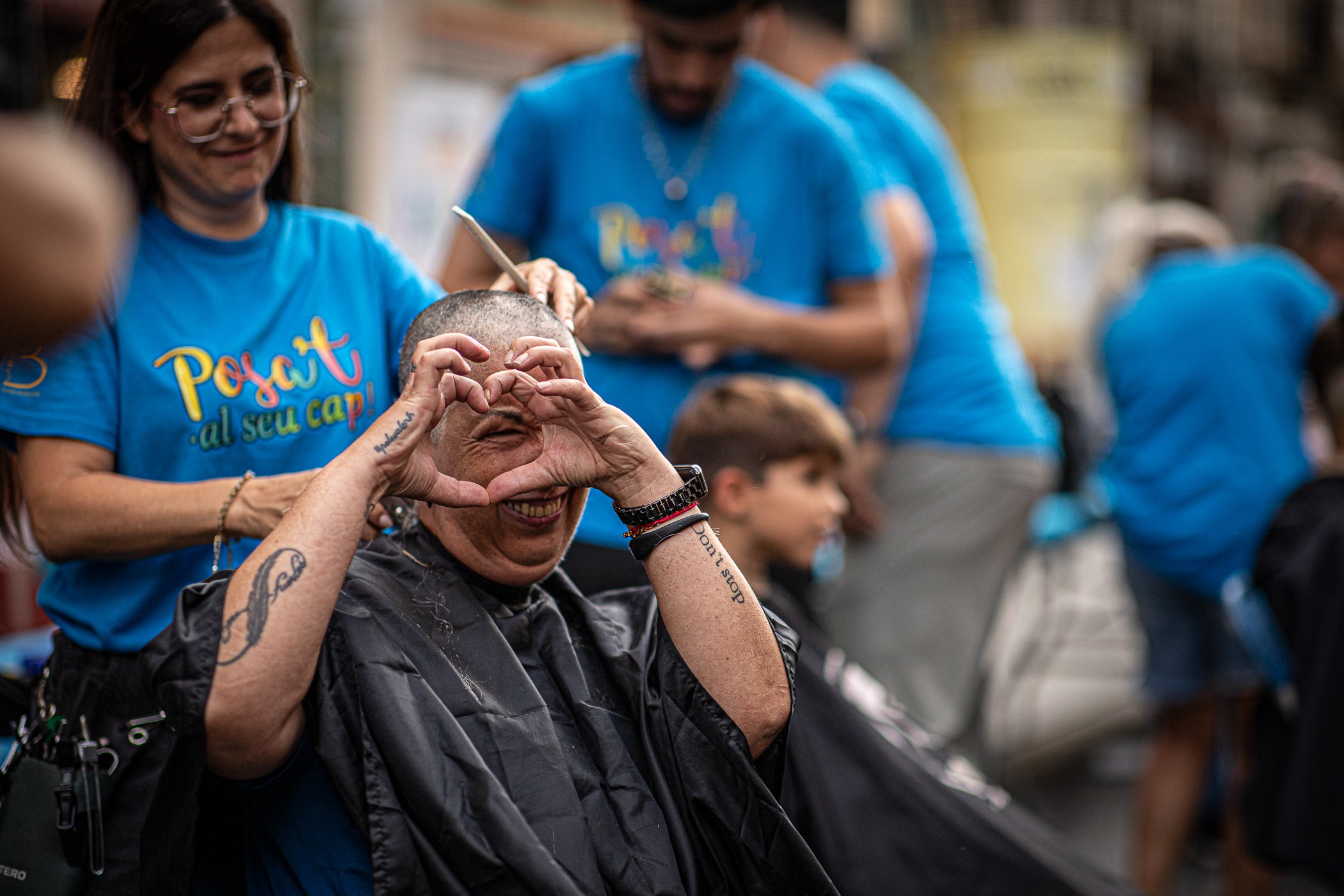 Policías x Valientes, una entitat creada per membres de la Policia Municipal per lluitar contra el càncer infantil, va organitzar ahir, dilluns dia 28 de setembre, la rapada solidària 'Posa't al seu cap'. Durant l'acte, celebrat al Raval de Montserrat, la ciutadania va poder tallar-se els cabells, fer-se trenes, les ungles o tatuatges. Tots els beneficis es destinaran a projectes de recerca sobre el càncer infantil impulsats per l'Hospital Sant Joan de Déu i l'Hospital Universitari Vall d'Hebron | Javi González