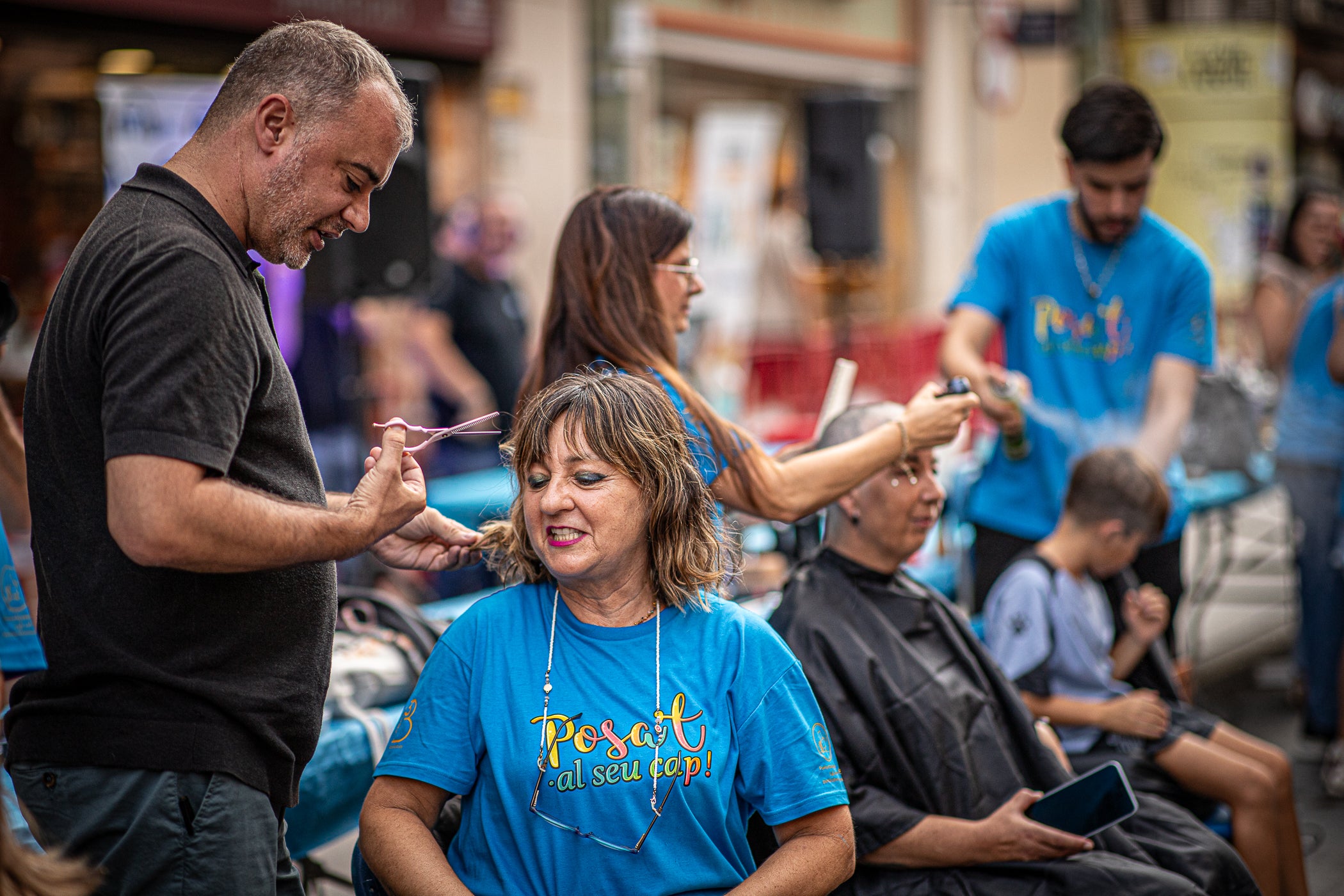 Policías x Valientes, una entitat creada per membres de la Policia Municipal per lluitar contra el càncer infantil, va organitzar ahir, dilluns dia 28 de setembre, la rapada solidària 'Posa't al seu cap'. Durant l'acte, celebrat al Raval de Montserrat, la ciutadania va poder tallar-se els cabells, fer-se trenes, les ungles o tatuatges. Tots els beneficis es destinaran a projectes de recerca sobre el càncer infantil impulsats per l'Hospital Sant Joan de Déu i l'Hospital Universitari Vall d'Hebron | Javi González