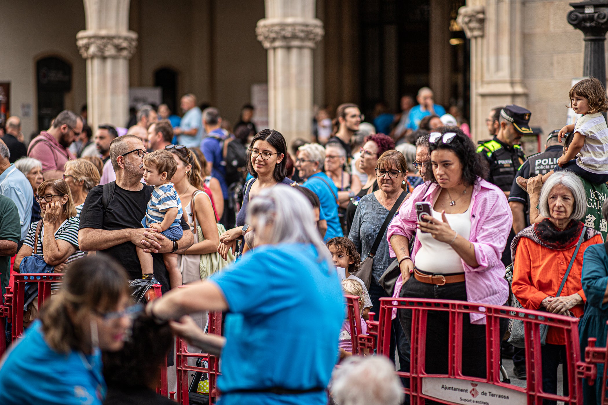 Policías x Valientes, una entitat creada per membres de la Policia Municipal per lluitar contra el càncer infantil, va organitzar ahir, dilluns dia 28 de setembre, la rapada solidària 'Posa't al seu cap'. Durant l'acte, celebrat al Raval de Montserrat, la ciutadania va poder tallar-se els cabells, fer-se trenes, les ungles o tatuatges. Tots els beneficis es destinaran a projectes de recerca sobre el càncer infantil impulsats per l'Hospital Sant Joan de Déu i l'Hospital Universitari Vall d'Hebron | Javi González
