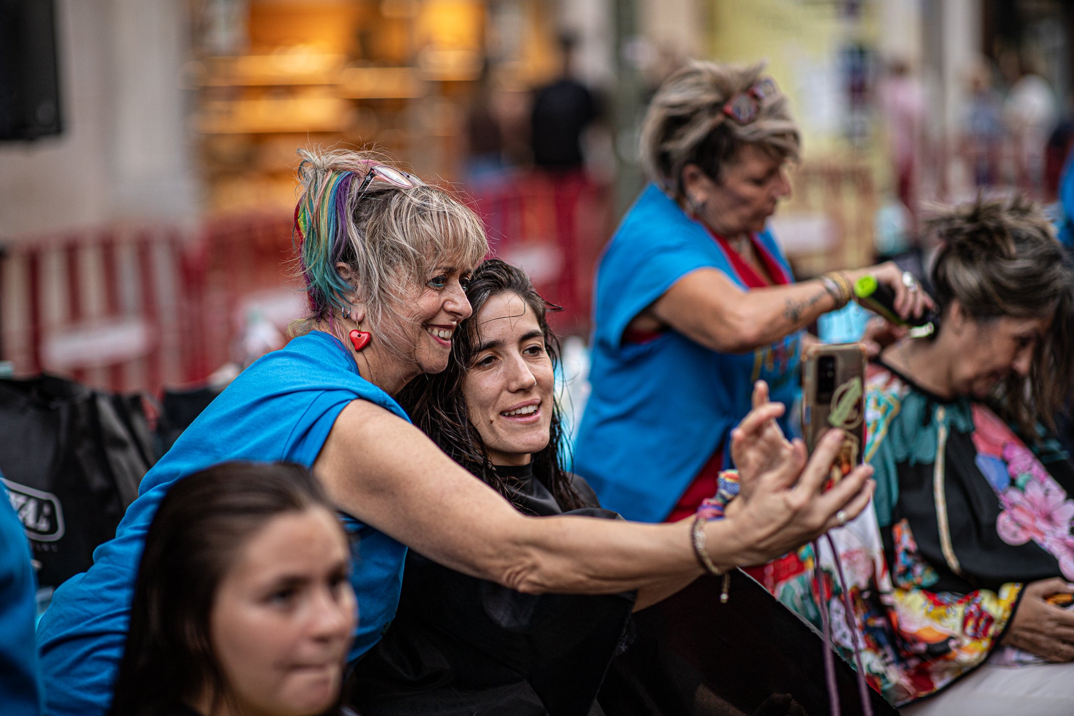 Policías x Valientes, una entitat creada per membres de la Policia Municipal per lluitar contra el càncer infantil, va organitzar ahir, dilluns dia 28 de setembre, la rapada solidària 'Posa't al seu cap'. Durant l'acte, celebrat al Raval de Montserrat, la ciutadania va poder tallar-se els cabells, fer-se trenes, les ungles o tatuatges. Tots els beneficis es destinaran a projectes de recerca sobre el càncer infantil impulsats per l'Hospital Sant Joan de Déu i l'Hospital Universitari Vall d'Hebron | Javi González