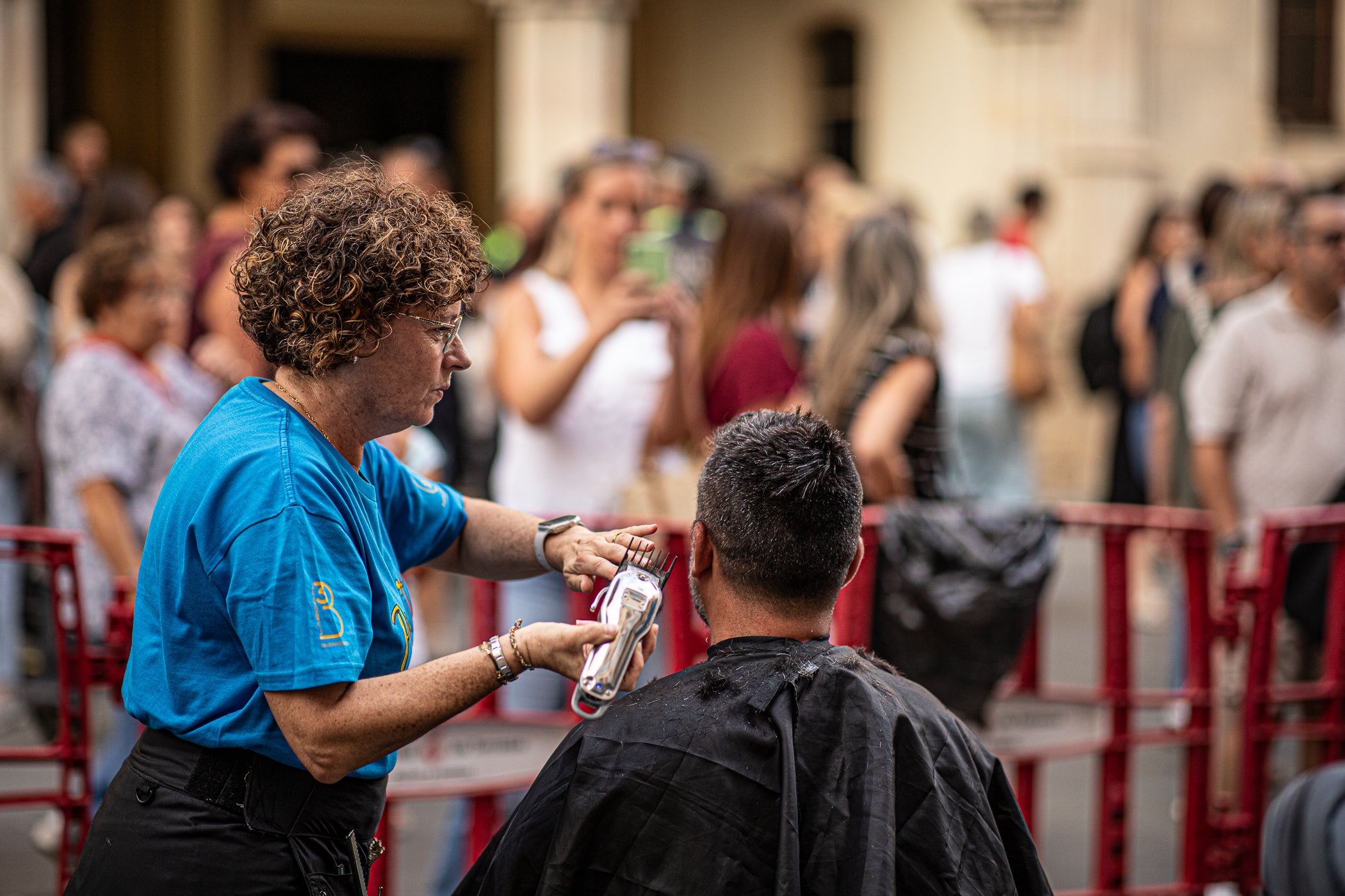 Policías x Valientes, una entitat creada per membres de la Policia Municipal per lluitar contra el càncer infantil, va organitzar ahir, dilluns dia 28 de setembre, la rapada solidària 'Posa't al seu cap'. Durant l'acte, celebrat al Raval de Montserrat, la ciutadania va poder tallar-se els cabells, fer-se trenes, les ungles o tatuatges. Tots els beneficis es destinaran a projectes de recerca sobre el càncer infantil impulsats per l'Hospital Sant Joan de Déu i l'Hospital Universitari Vall d'Hebron | Javi González