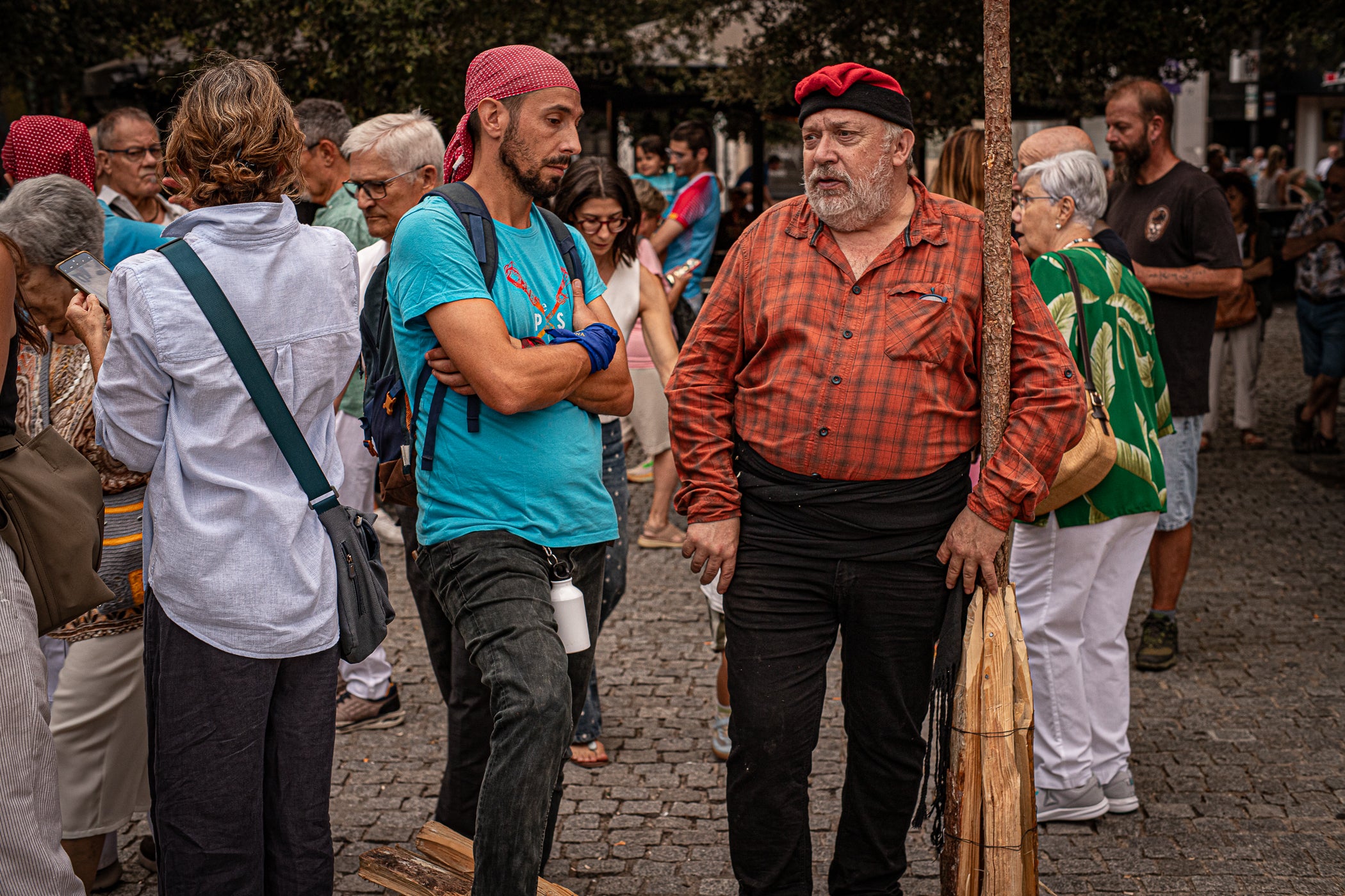 Terrassa es va convertir aquest dissabte en escenari d'una peculiar baixada de falles en el marc de la XXXII Diada Emili Miró dels Castellers, perquè primer es va retre homenatge a l'expresident de la colla Mario Pena, traspassat el desembre passat, amb la inauguració d'un mural d'agermanament, obra d'Edmundo García, entre les dues tradicions populars a la plaça de Didó. Al vespre, ja fosc, els Fallaires del Pont de Suert, acompanyats dels Castellers, van protagonitzar aquesta espectacular baixada amb troncs encesos des de les esglésies de Sant Pere fins a la plaça Vella, on es van aixecar pilars de quatre al voltant de la foguera | Javi González