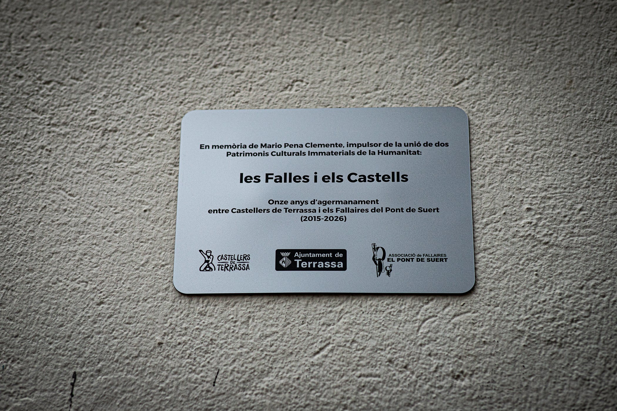 Terrassa es va convertir aquest dissabte en escenari d'una peculiar baixada de falles en el marc de la XXXII Diada Emili Miró dels Castellers, perquè primer es va retre homenatge a l'expresident de la colla Mario Pena, traspassat el desembre passat, amb la inauguració d'un mural d'agermanament, obra d'Edmundo García, entre les dues tradicions populars a la plaça de Didó. Al vespre, ja fosc, els Fallaires del Pont de Suert, acompanyats dels Castellers, van protagonitzar aquesta espectacular baixada amb troncs encesos des de les esglésies de Sant Pere fins a la plaça Vella, on es van aixecar pilars de quatre al voltant de la foguera | Javi González