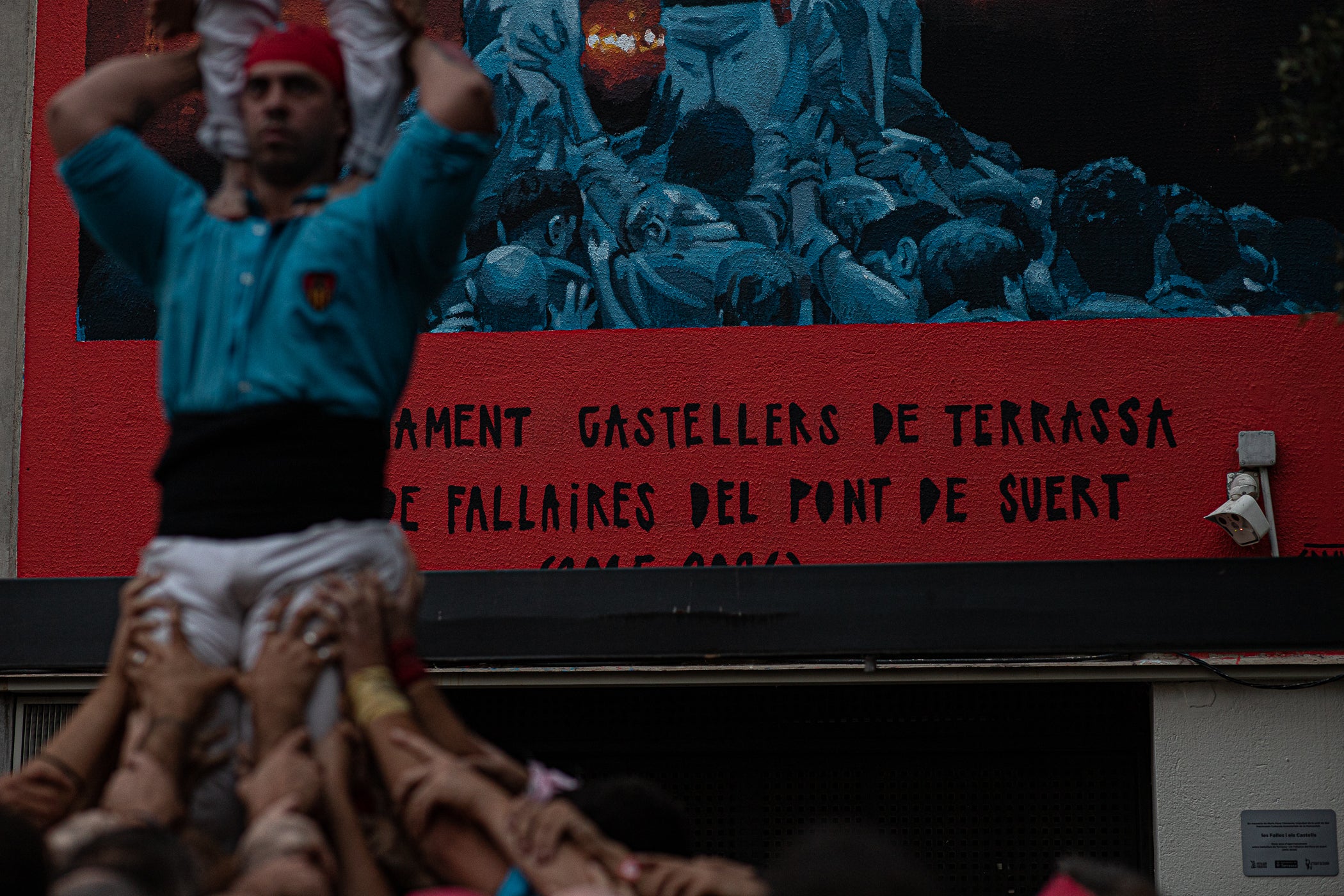 Terrassa es va convertir aquest dissabte en escenari d'una peculiar baixada de falles en el marc de la XXXII Diada Emili Miró dels Castellers, perquè primer es va retre homenatge a l'expresident de la colla Mario Pena, traspassat el desembre passat, amb la inauguració d'un mural d'agermanament, obra d'Edmundo García, entre les dues tradicions populars a la plaça de Didó. Al vespre, ja fosc, els Fallaires del Pont de Suert, acompanyats dels Castellers, van protagonitzar aquesta espectacular baixada amb troncs encesos des de les esglésies de Sant Pere fins a la plaça Vella, on es van aixecar pilars de quatre al voltant de la foguera | Javi González