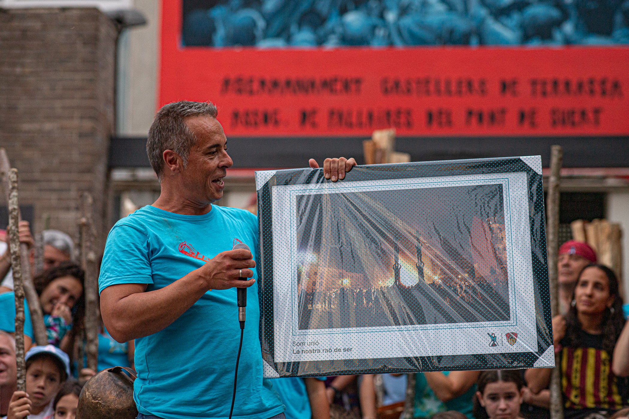 Terrassa es va convertir aquest dissabte en escenari d'una peculiar baixada de falles en el marc de la XXXII Diada Emili Miró dels Castellers, perquè primer es va retre homenatge a l'expresident de la colla Mario Pena, traspassat el desembre passat, amb la inauguració d'un mural d'agermanament, obra d'Edmundo García, entre les dues tradicions populars a la plaça de Didó. Al vespre, ja fosc, els Fallaires del Pont de Suert, acompanyats dels Castellers, van protagonitzar aquesta espectacular baixada amb troncs encesos des de les esglésies de Sant Pere fins a la plaça Vella, on es van aixecar pilars de quatre al voltant de la foguera | Javi González