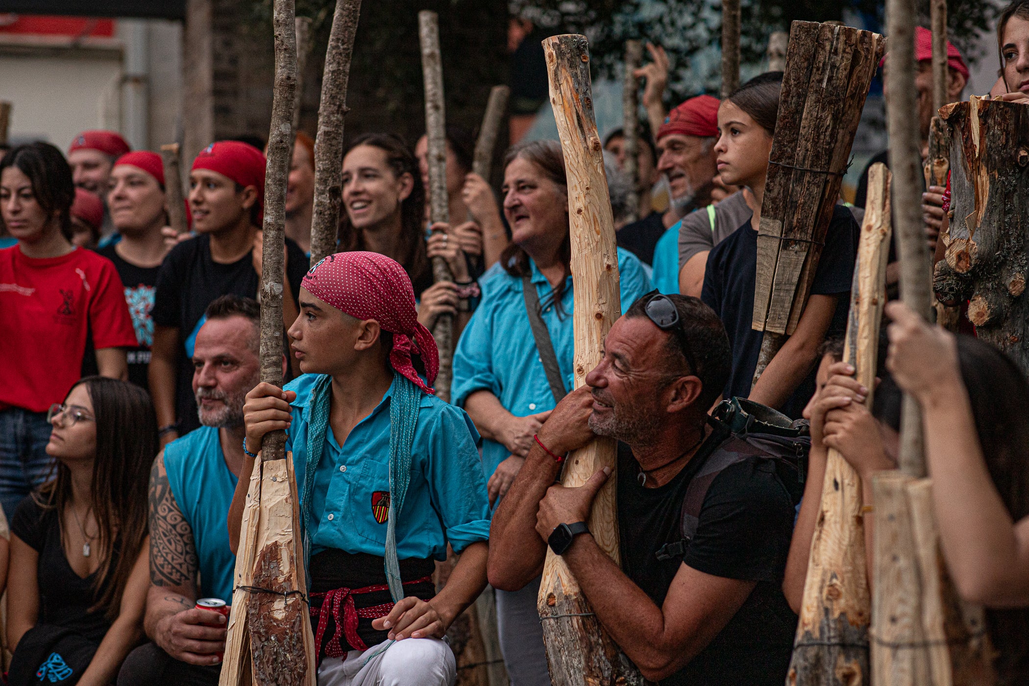 Terrassa es va convertir aquest dissabte en escenari d'una peculiar baixada de falles en el marc de la XXXII Diada Emili Miró dels Castellers, perquè primer es va retre homenatge a l'expresident de la colla Mario Pena, traspassat el desembre passat, amb la inauguració d'un mural d'agermanament, obra d'Edmundo García, entre les dues tradicions populars a la plaça de Didó. Al vespre, ja fosc, els Fallaires del Pont de Suert, acompanyats dels Castellers, van protagonitzar aquesta espectacular baixada amb troncs encesos des de les esglésies de Sant Pere fins a la plaça Vella, on es van aixecar pilars de quatre al voltant de la foguera | Javi González