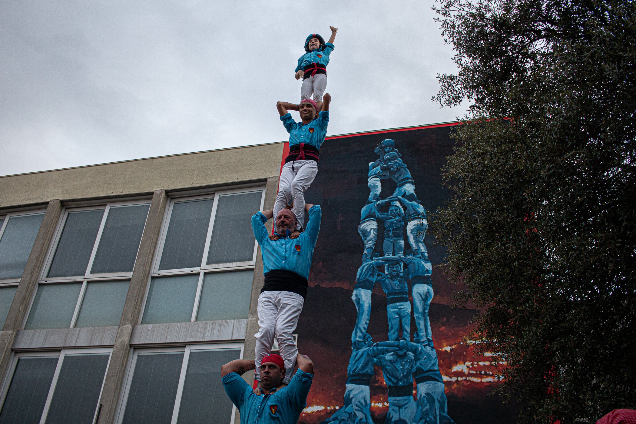 Terrassa es va convertir aquest dissabte en escenari d'una peculiar baixada de falles en el marc de la XXXII Diada Emili Miró dels Castellers, perquè primer es va retre homenatge a l'expresident de la colla Mario Pena, traspassat el desembre passat, amb la inauguració d'un mural d'agermanament, obra d'Edmundo García, entre les dues tradicions populars a la plaça de Didó. Al vespre, ja fosc, els Fallaires del Pont de Suert, acompanyats dels Castellers, van protagonitzar aquesta espectacular baixada amb troncs encesos des de les esglésies de Sant Pere fins a la plaça Vella, on es van aixecar pilars de quatre al voltant de la foguera | Javi González