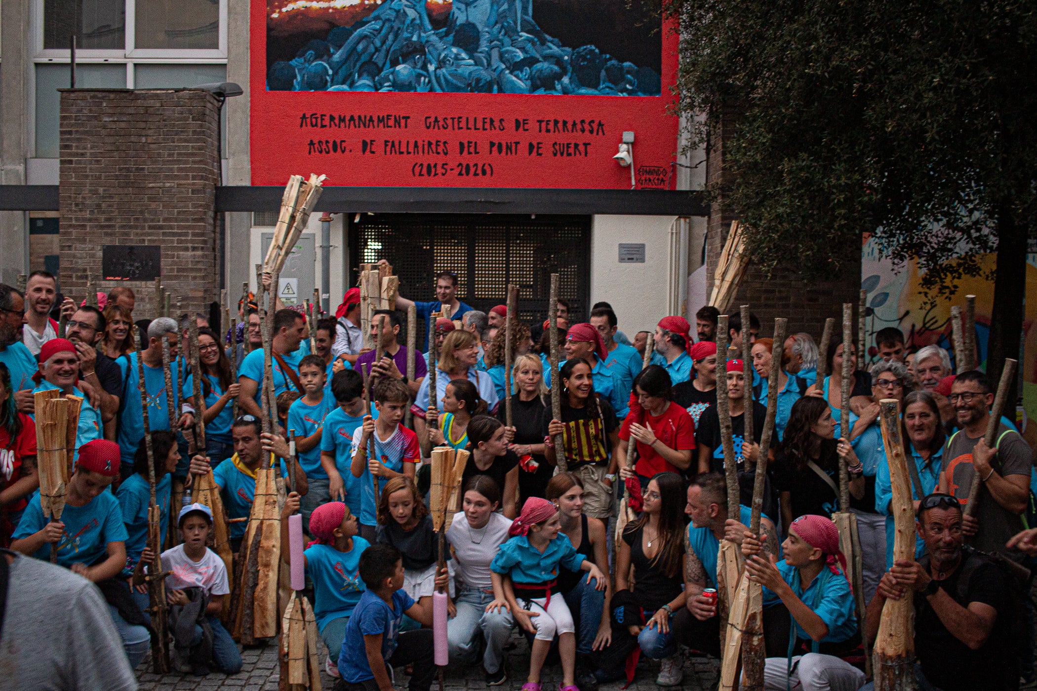 Terrassa es va convertir aquest dissabte en escenari d'una peculiar baixada de falles en el marc de la XXXII Diada Emili Miró dels Castellers, perquè primer es va retre homenatge a l'expresident de la colla Mario Pena, traspassat el desembre passat, amb la inauguració d'un mural d'agermanament, obra d'Edmundo García, entre les dues tradicions populars a la plaça de Didó. Al vespre, ja fosc, els Fallaires del Pont de Suert, acompanyats dels Castellers, van protagonitzar aquesta espectacular baixada amb troncs encesos des de les esglésies de Sant Pere fins a la plaça Vella, on es van aixecar pilars de quatre al voltant de la foguera | Javi González