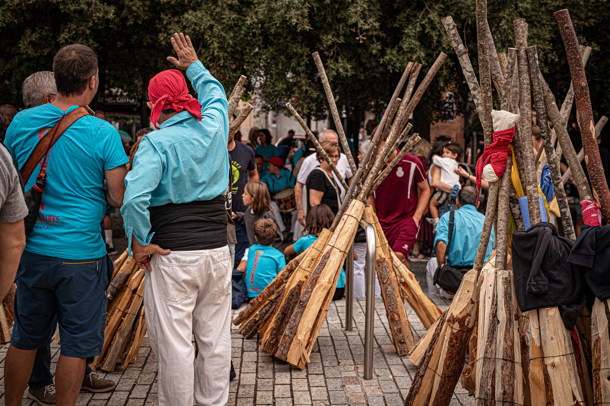 Terrassa es va convertir aquest dissabte en escenari d'una peculiar baixada de falles en el marc de la XXXII Diada Emili Miró dels Castellers, perquè primer es va retre homenatge a l'expresident de la colla Mario Pena, traspassat el desembre passat, amb la inauguració d'un mural d'agermanament, obra d'Edmundo García, entre les dues tradicions populars a la plaça de Didó. Al vespre, ja fosc, els Fallaires del Pont de Suert, acompanyats dels Castellers, van protagonitzar aquesta espectacular baixada amb troncs encesos des de les esglésies de Sant Pere fins a la plaça Vella, on es van aixecar pilars de quatre al voltant de la foguera | Javi González
