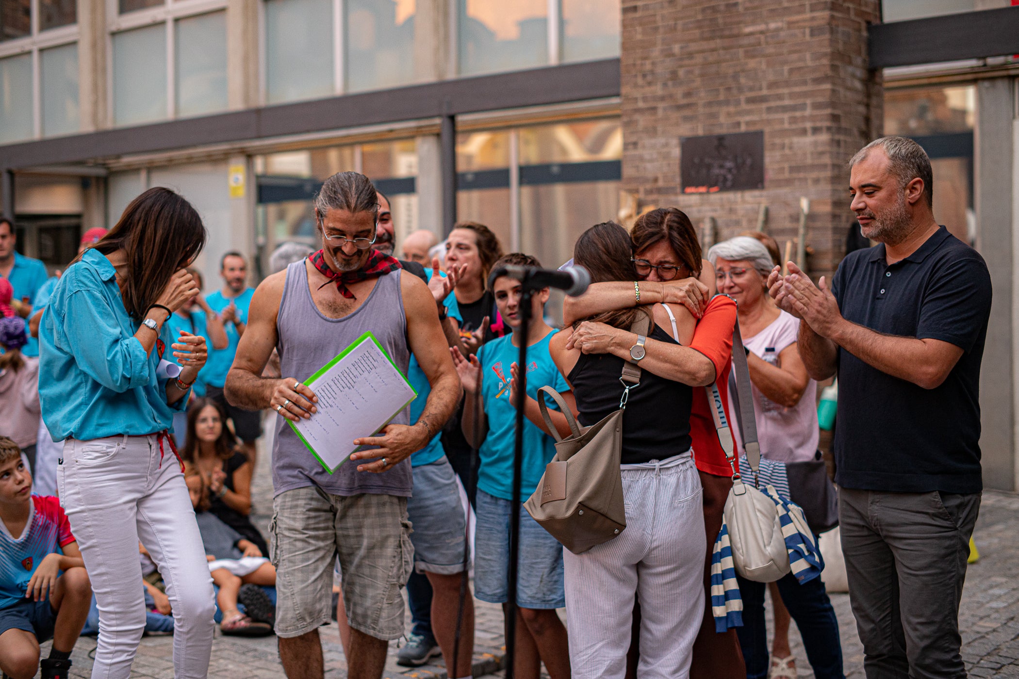 Terrassa es va convertir aquest dissabte en escenari d'una peculiar baixada de falles en el marc de la XXXII Diada Emili Miró dels Castellers, perquè primer es va retre homenatge a l'expresident de la colla Mario Pena, traspassat el desembre passat, amb la inauguració d'un mural d'agermanament, obra d'Edmundo García, entre les dues tradicions populars a la plaça de Didó. Al vespre, ja fosc, els Fallaires del Pont de Suert, acompanyats dels Castellers, van protagonitzar aquesta espectacular baixada amb troncs encesos des de les esglésies de Sant Pere fins a la plaça Vella, on es van aixecar pilars de quatre al voltant de la foguera | Javi González