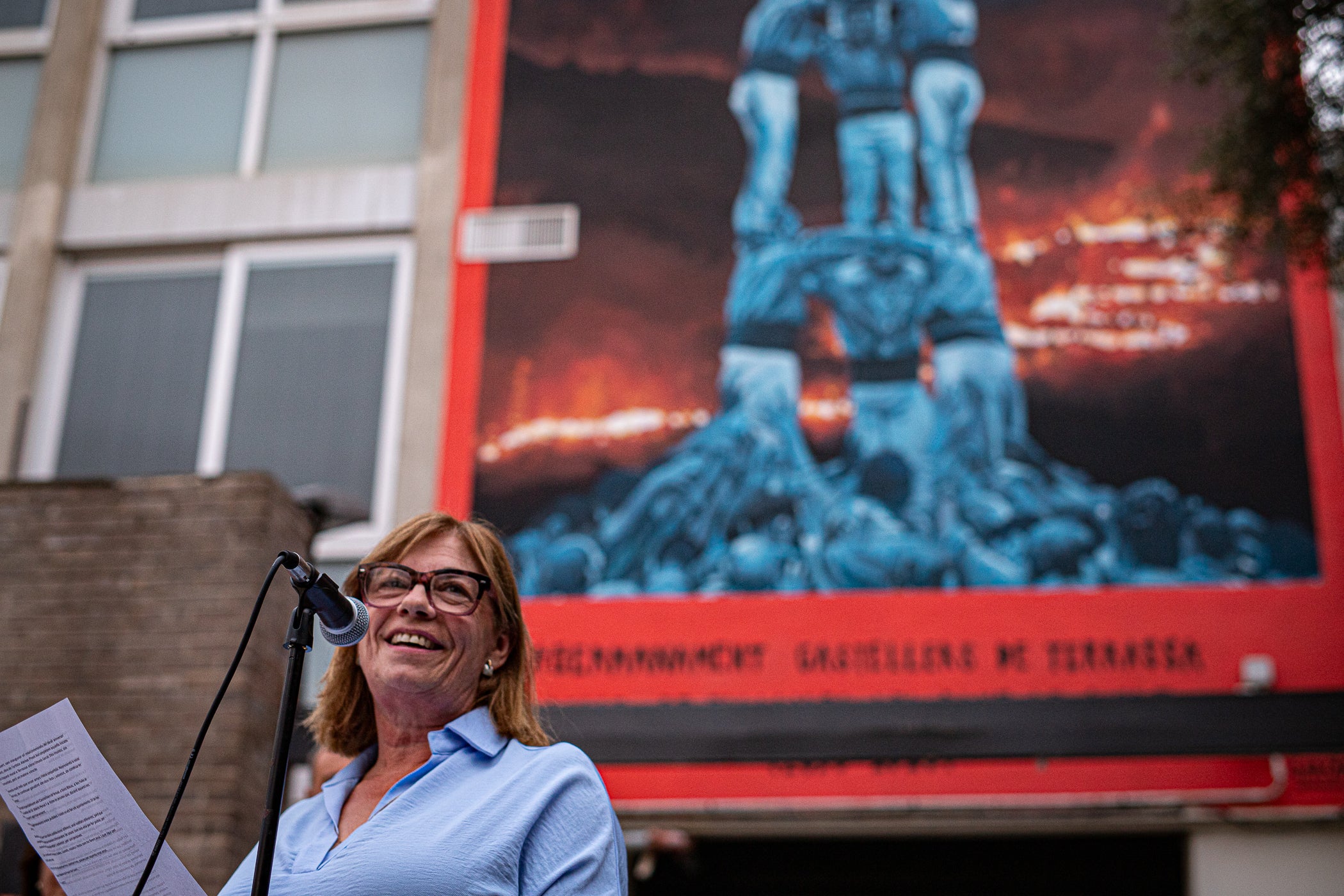 Terrassa es va convertir aquest dissabte en escenari d'una peculiar baixada de falles en el marc de la XXXII Diada Emili Miró dels Castellers, perquè primer es va retre homenatge a l'expresident de la colla Mario Pena, traspassat el desembre passat, amb la inauguració d'un mural d'agermanament, obra d'Edmundo García, entre les dues tradicions populars a la plaça de Didó. Al vespre, ja fosc, els Fallaires del Pont de Suert, acompanyats dels Castellers, van protagonitzar aquesta espectacular baixada amb troncs encesos des de les esglésies de Sant Pere fins a la plaça Vella, on es van aixecar pilars de quatre al voltant de la foguera | Javi González