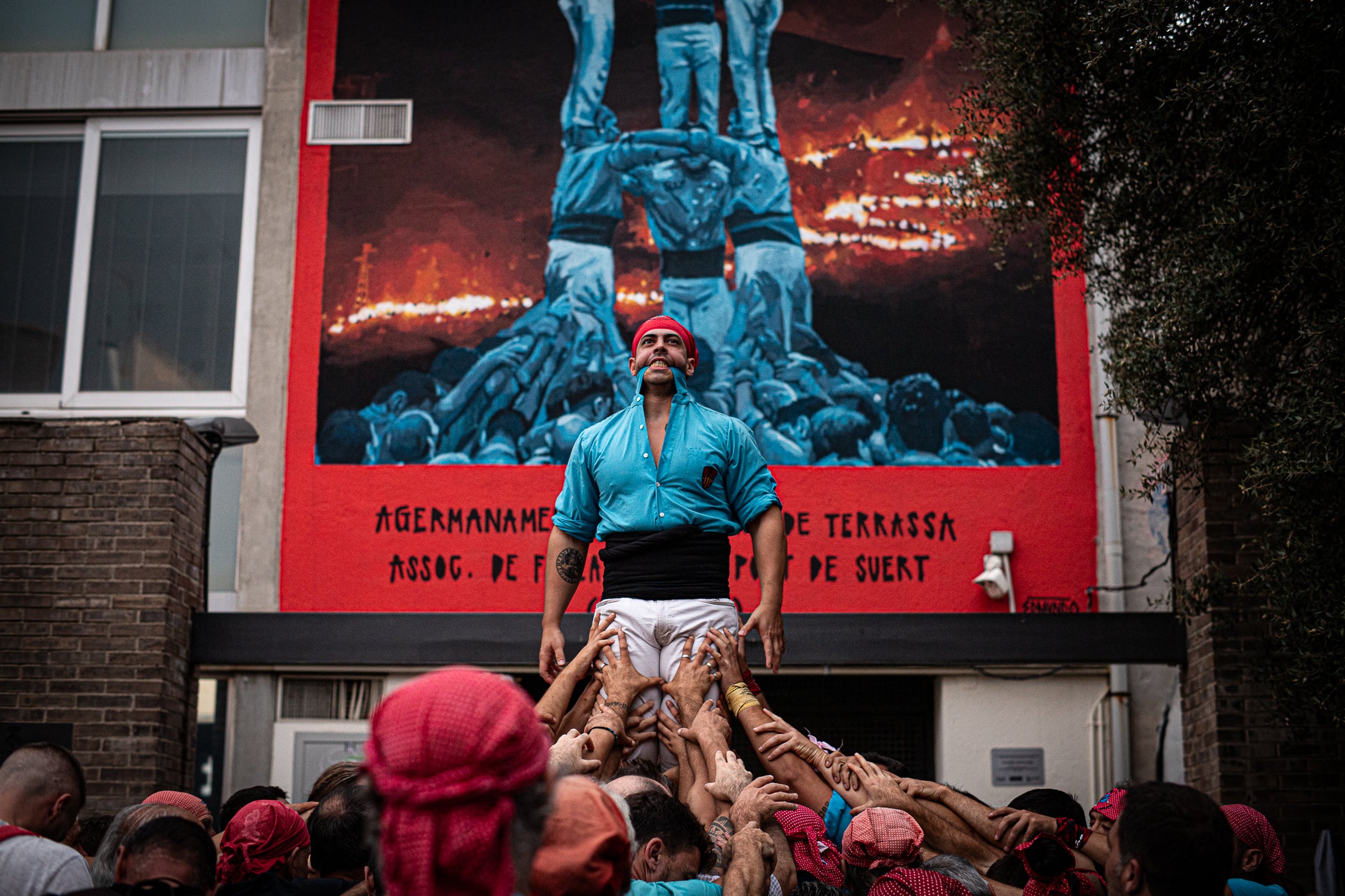 Terrassa es va convertir aquest dissabte en escenari d'una peculiar baixada de falles en el marc de la XXXII Diada Emili Miró dels Castellers, perquè primer es va retre homenatge a l'expresident de la colla Mario Pena, traspassat el desembre passat, amb la inauguració d'un mural d'agermanament, obra d'Edmundo García, entre les dues tradicions populars a la plaça de Didó. Al vespre, ja fosc, els Fallaires del Pont de Suert, acompanyats dels Castellers, van protagonitzar aquesta espectacular baixada amb troncs encesos des de les esglésies de Sant Pere fins a la plaça Vella, on es van aixecar pilars de quatre al voltant de la foguera | Javi González