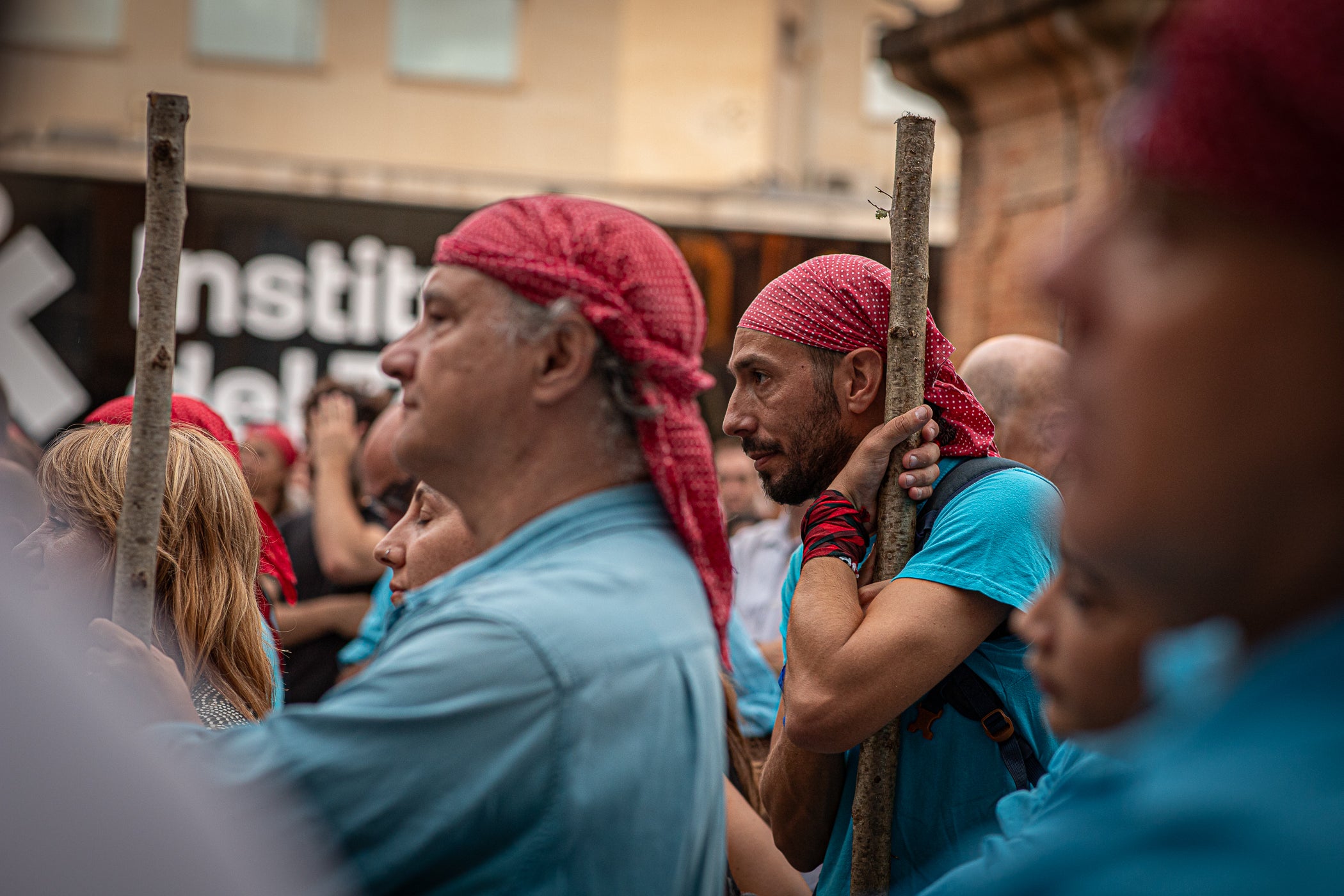 Terrassa es va convertir aquest dissabte en escenari d'una peculiar baixada de falles en el marc de la XXXII Diada Emili Miró dels Castellers, perquè primer es va retre homenatge a l'expresident de la colla Mario Pena, traspassat el desembre passat, amb la inauguració d'un mural d'agermanament, obra d'Edmundo García, entre les dues tradicions populars a la plaça de Didó. Al vespre, ja fosc, els Fallaires del Pont de Suert, acompanyats dels Castellers, van protagonitzar aquesta espectacular baixada amb troncs encesos des de les esglésies de Sant Pere fins a la plaça Vella, on es van aixecar pilars de quatre al voltant de la foguera | Javi González
