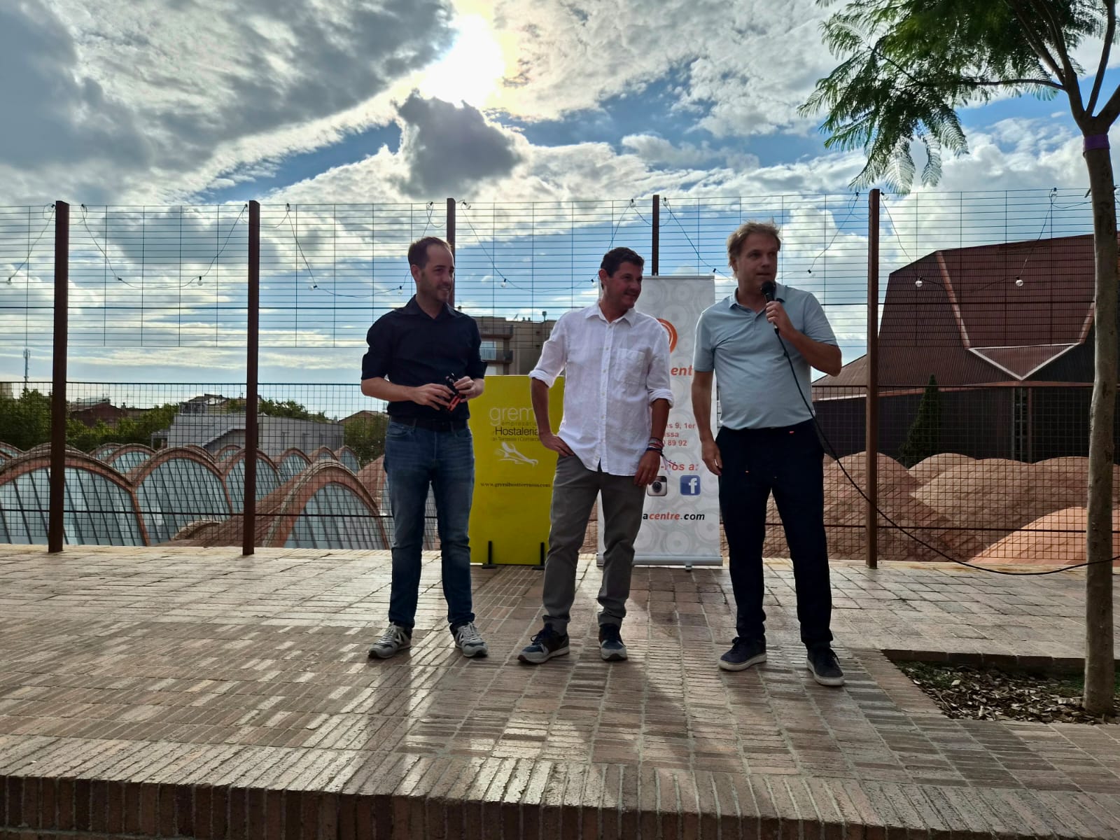 Acte de presentació de la primera edició del Vespreig, amb el tinent d'alcalde Xavier Cardona, el president del Gremi d'Hostaleria, Xavier Gómez, i el president de TerrassaCentre, Xavier Linares | Lluïsa Tarrida