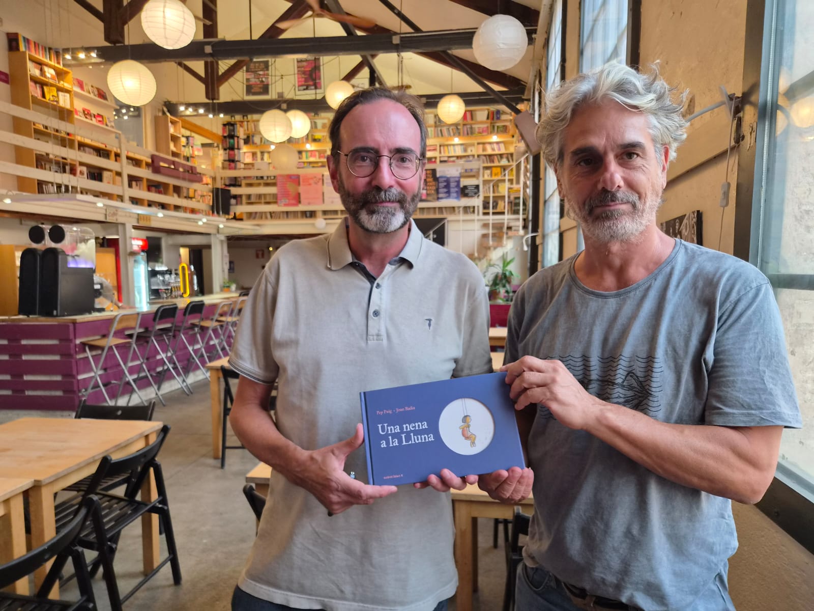 Joan Badia i Pep Puig presenten 'Una nena a la lluna' a la llibreria Synusia | Lluïsa Tarrida