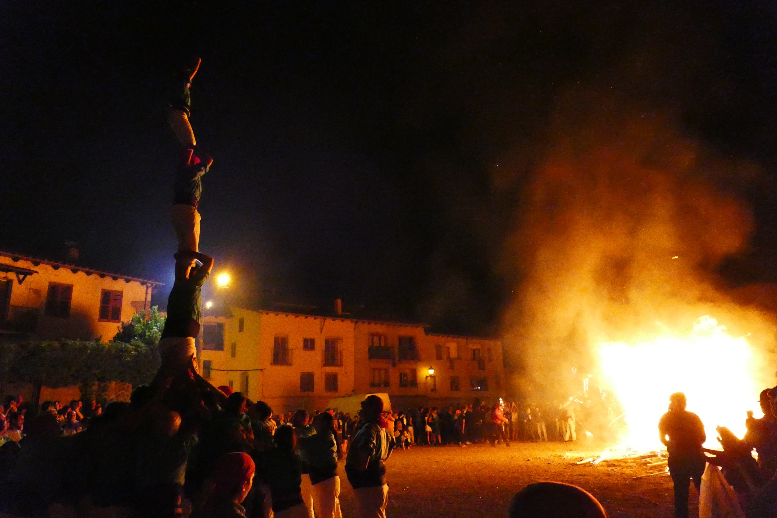 Castellers actuen des de fa una colla d'anys per les falles al Pont de Suert | CdT