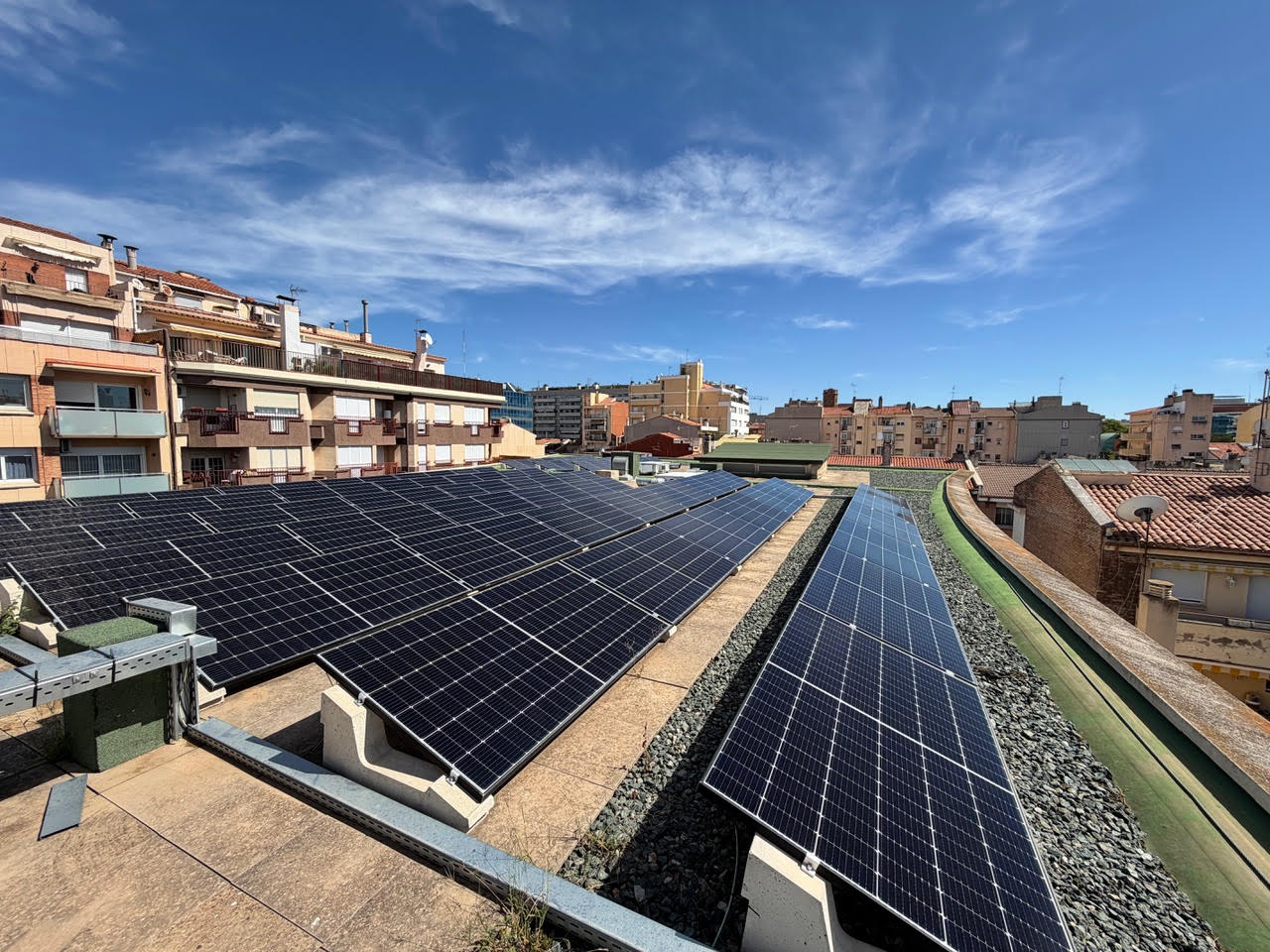 Imatges de les plaques solars instal·lades a la coberta de l'edifici de la Cambra de Comerç de Terrassa | Cambra de Comerç de Terrassa