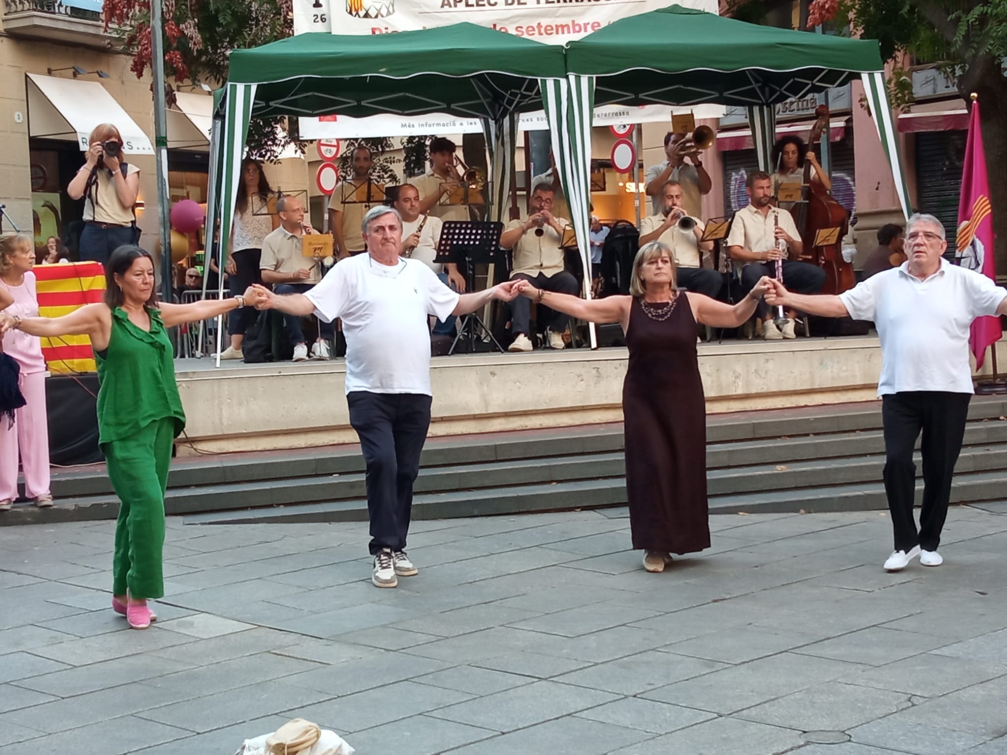 La plaça Vella de Terrassa ha acollit aquest dissabte, dia 19 de setembre, la 53 edició de la Diada-Aplec Sardanista de Terrassa. Es tracta d'una celebració ineludible pels amants de les sardanes i que té lloc a la nostra ciutat cada mes de setembre des de 1973. Enguany, la jornada també ha servit per homenatjar el músic Pau Casals, amb motiu de la commemoració dels 150 anys del seu naixement. Aquesta edició ha comptat amb la presència de la cobla de Sant Jordi Ciutat de Barcelona, la cobla Mil·lenària Fidelíssima Vila de Perpinyà i la cobla Marinada | Ramon Navarro