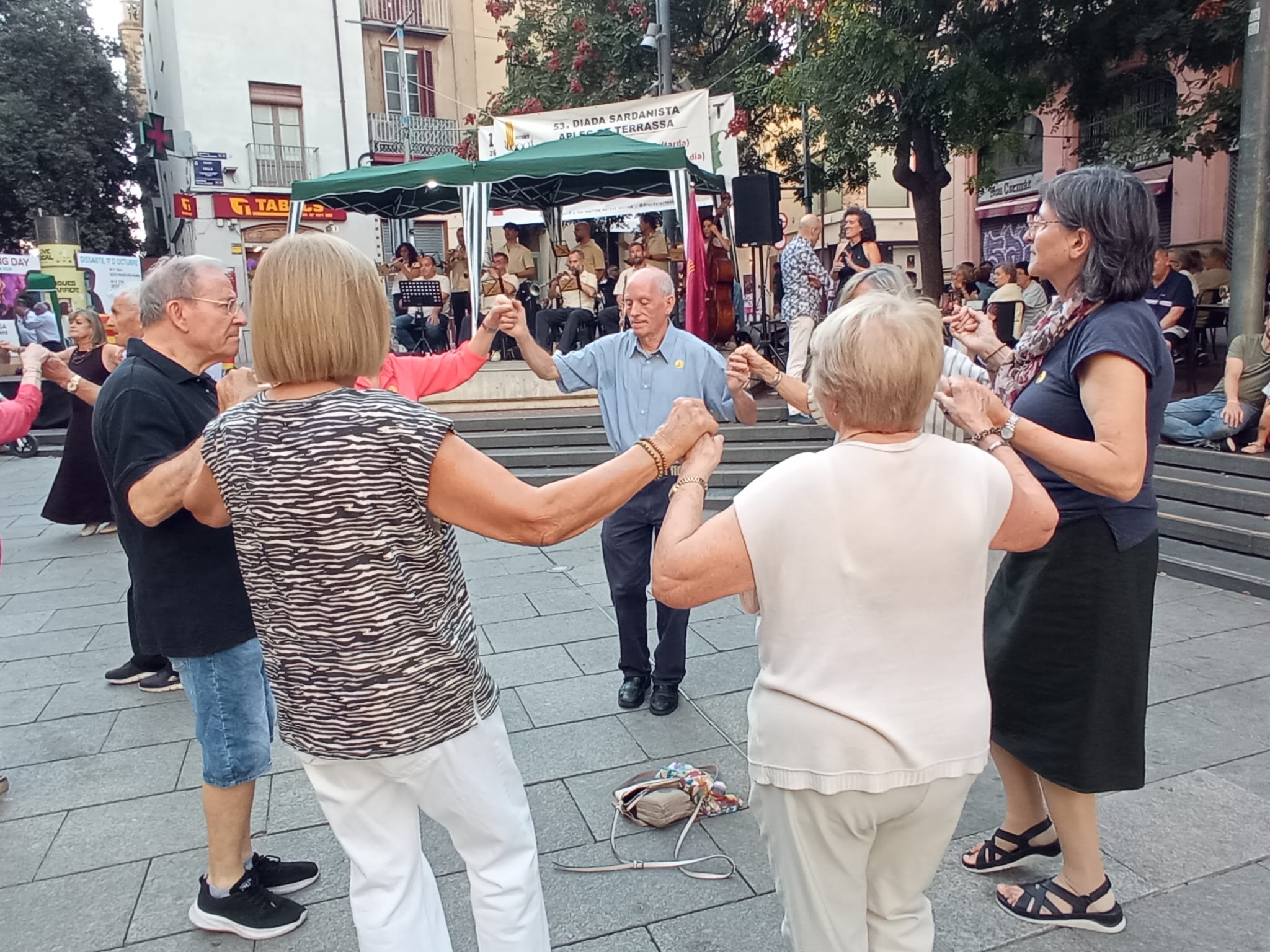 La plaça Vella de Terrassa ha acollit aquest dissabte, dia 19 de setembre, la 53 edició de la Diada-Aplec Sardanista de Terrassa. Es tracta d'una celebració ineludible pels amants de les sardanes i que té lloc a la nostra ciutat cada mes de setembre des de 1973. Enguany, la jornada també ha servit per homenatjar el músic Pau Casals, amb motiu de la commemoració dels 150 anys del seu naixement. Aquesta edició ha comptat amb la presència de la cobla de Sant Jordi Ciutat de Barcelona, la cobla Mil·lenària Fidelíssima Vila de Perpinyà i la cobla Marinada | Ramon Navarro