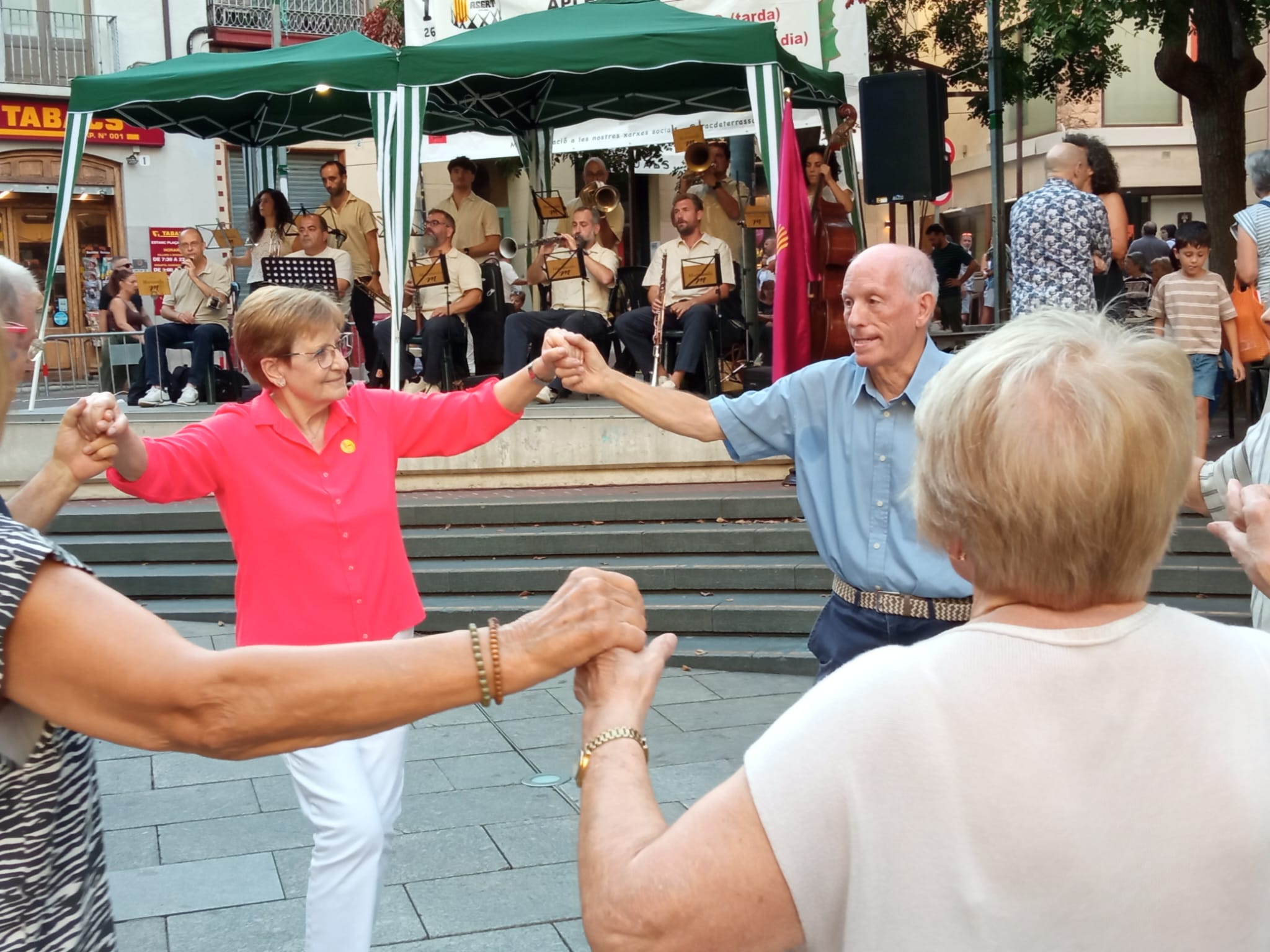 La plaça Vella de Terrassa ha acollit aquest dissabte, dia 19 de setembre, la 53 edició de la Diada-Aplec Sardanista de Terrassa. Es tracta d'una celebració ineludible pels amants de les sardanes i que té lloc a la nostra ciutat cada mes de setembre des de 1973. Enguany, la jornada també ha servit per homenatjar el músic Pau Casals, amb motiu de la commemoració dels 150 anys del seu naixement. Aquesta edició ha comptat amb la presència de la cobla de Sant Jordi Ciutat de Barcelona, la cobla Mil·lenària Fidelíssima Vila de Perpinyà i la cobla Marinada | Ramon Navarro
