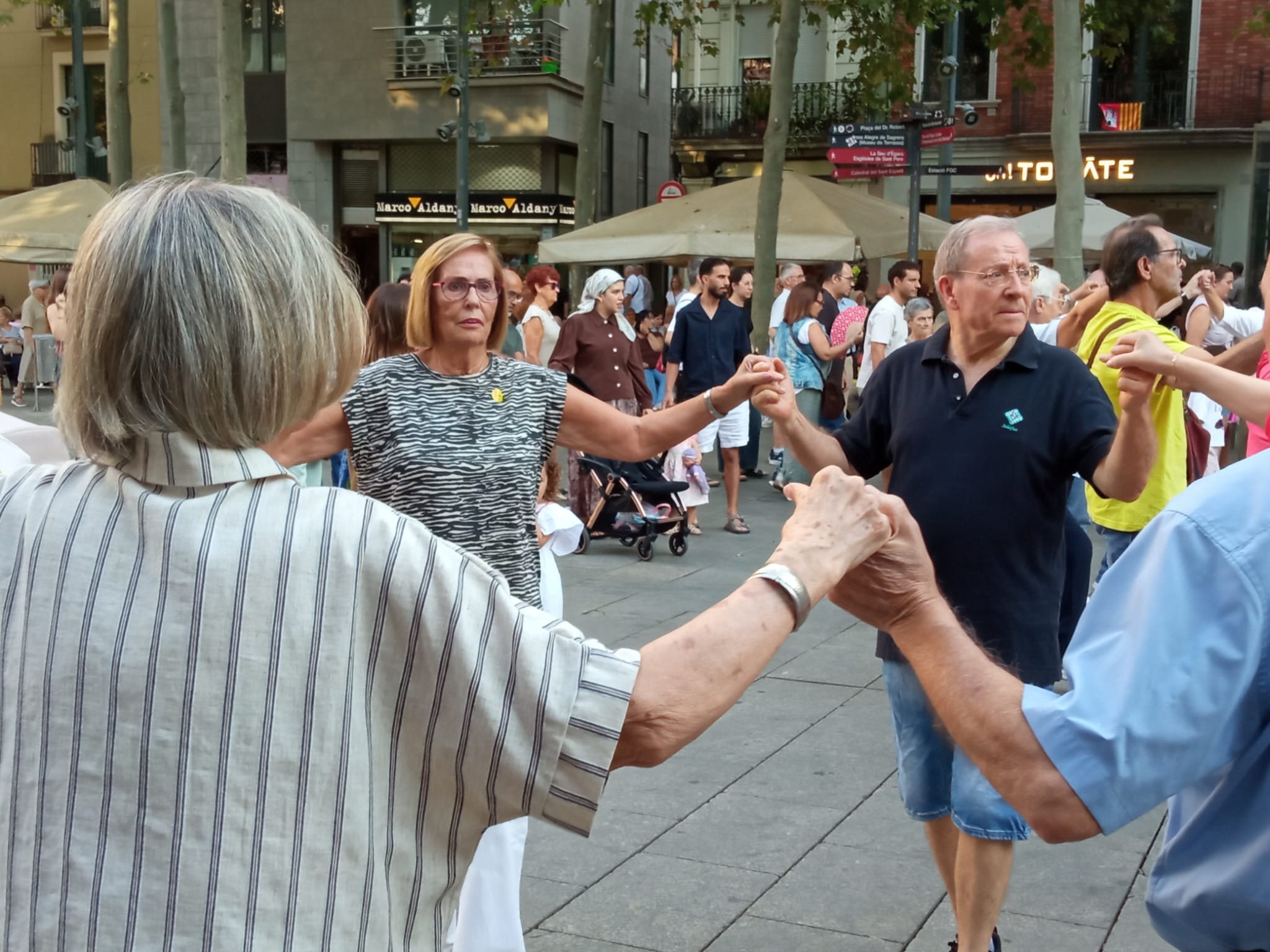 La plaça Vella de Terrassa ha acollit aquest dissabte, dia 19 de setembre, la 53 edició de la Diada-Aplec Sardanista de Terrassa. Es tracta d'una celebració ineludible pels amants de les sardanes i que té lloc a la nostra ciutat cada mes de setembre des de 1973. Enguany, la jornada també ha servit per homenatjar el músic Pau Casals, amb motiu de la commemoració dels 150 anys del seu naixement. Aquesta edició ha comptat amb la presència de la cobla de Sant Jordi Ciutat de Barcelona, la cobla Mil·lenària Fidelíssima Vila de Perpinyà i la cobla Marinada | Ramon Navarro