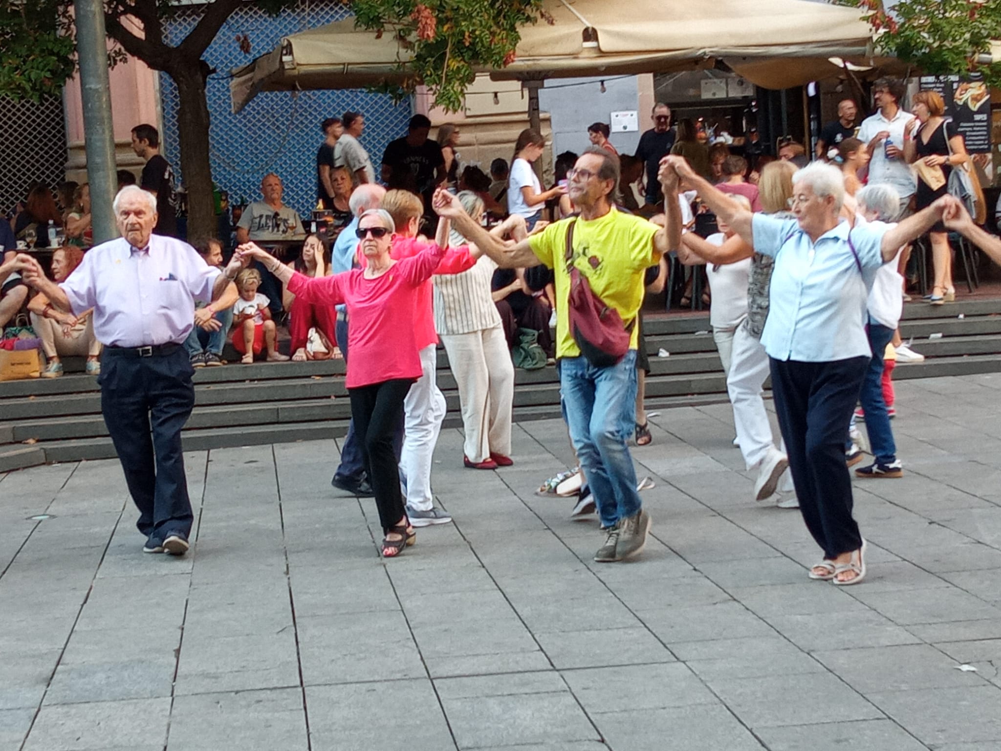 La plaça Vella de Terrassa ha acollit aquest dissabte, dia 19 de setembre, la 53 edició de la Diada-Aplec Sardanista de Terrassa. Es tracta d'una celebració ineludible pels amants de les sardanes i que té lloc a la nostra ciutat cada mes de setembre des de 1973. Enguany, la jornada també ha servit per homenatjar el músic Pau Casals, amb motiu de la commemoració dels 150 anys del seu naixement. Aquesta edició ha comptat amb la presència de la cobla de Sant Jordi Ciutat de Barcelona, la cobla Mil·lenària Fidelíssima Vila de Perpinyà i la cobla Marinada | Ramon Navarro
