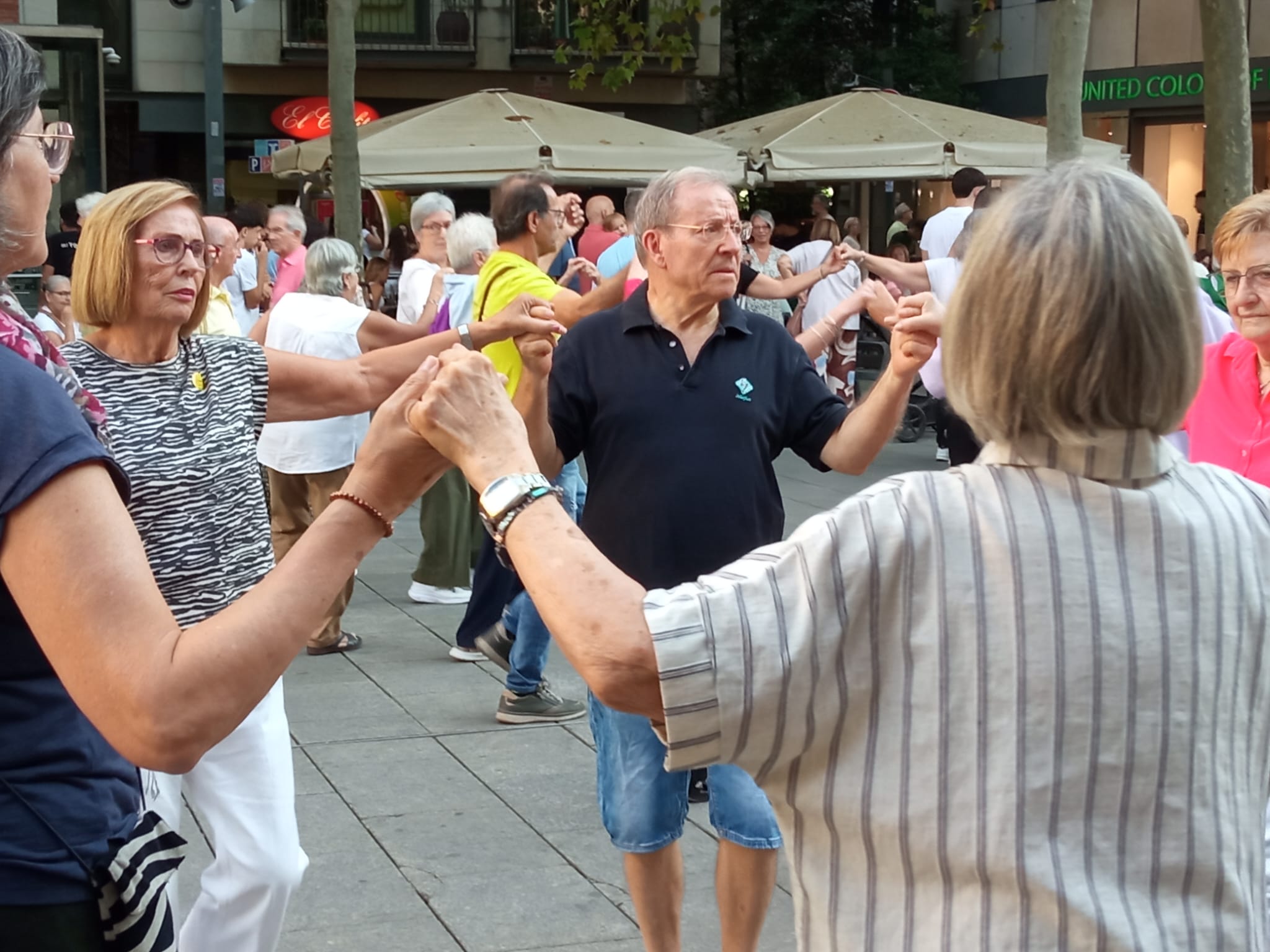 La plaça Vella de Terrassa ha acollit aquest dissabte, dia 19 de setembre, la 53 edició de la Diada-Aplec Sardanista de Terrassa. Es tracta d'una celebració ineludible pels amants de les sardanes i que té lloc a la nostra ciutat cada mes de setembre des de 1973. Enguany, la jornada també ha servit per homenatjar el músic Pau Casals, amb motiu de la commemoració dels 150 anys del seu naixement. Aquesta edició ha comptat amb la presència de la cobla de Sant Jordi Ciutat de Barcelona, la cobla Mil·lenària Fidelíssima Vila de Perpinyà i la cobla Marinada | Ramon Navarro