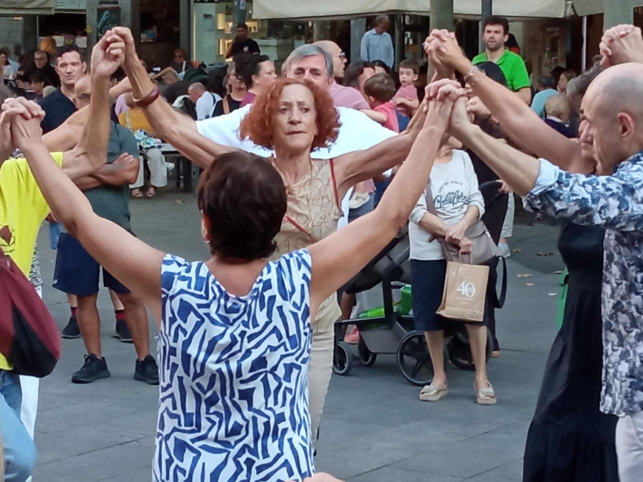 La plaça Vella de Terrassa ha acollit aquest dissabte, dia 19 de setembre, la 53 edició de la Diada-Aplec Sardanista de Terrassa. Es tracta d'una celebració ineludible pels amants de les sardanes i que té lloc a la nostra ciutat cada mes de setembre des de 1973. Enguany, la jornada també ha servit per homenatjar el músic Pau Casals, amb motiu de la commemoració dels 150 anys del seu naixement. Aquesta edició ha comptat amb la presència de la cobla de Sant Jordi Ciutat de Barcelona, la cobla Mil·lenària Fidelíssima Vila de Perpinyà i la cobla Marinada | Ramon Navarro