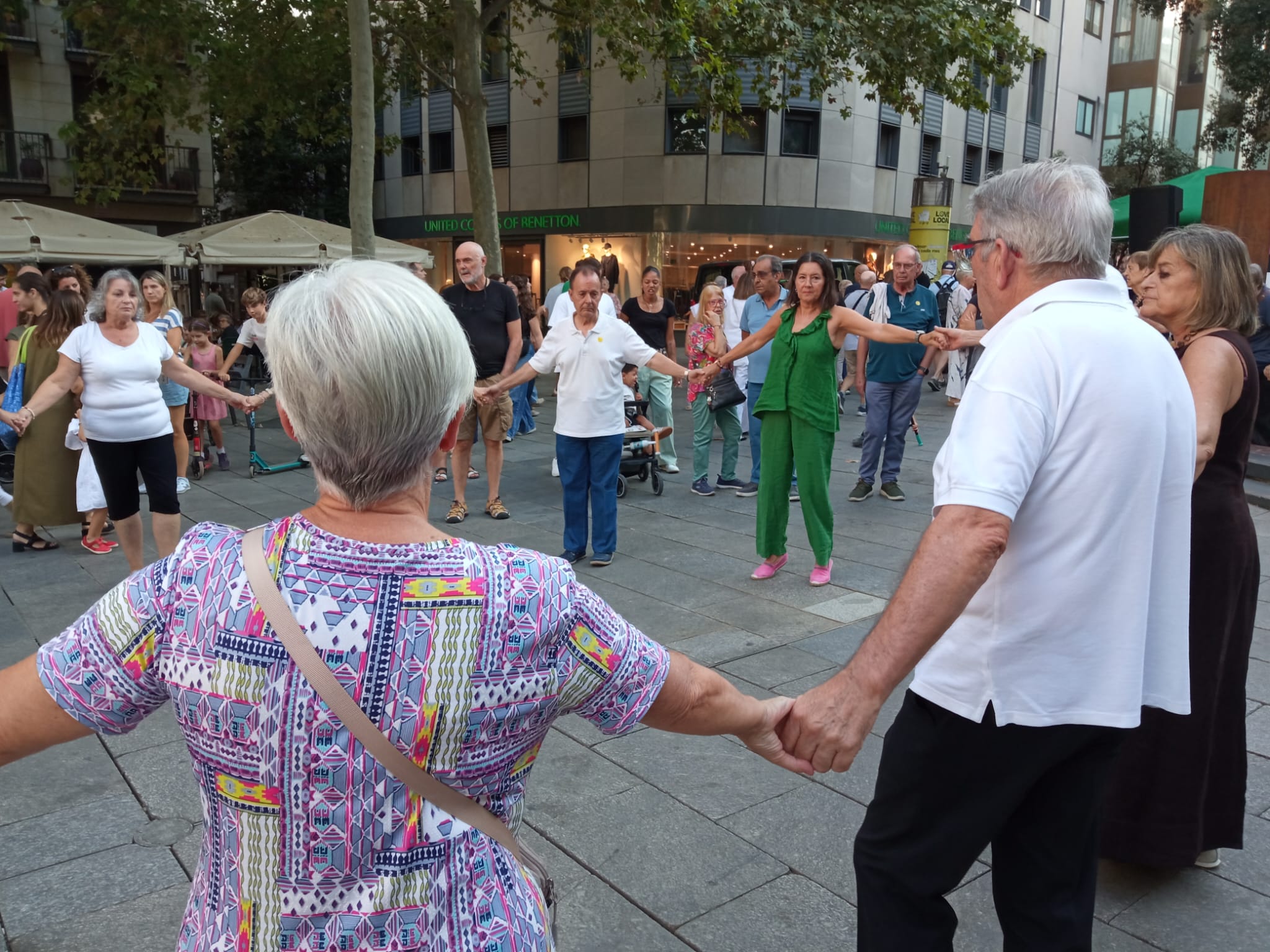 La plaça Vella de Terrassa ha acollit aquest dissabte, dia 19 de setembre, la 53 edició de la Diada-Aplec Sardanista de Terrassa. Es tracta d'una celebració ineludible pels amants de les sardanes i que té lloc a la nostra ciutat cada mes de setembre des de 1973. Enguany, la jornada també ha servit per homenatjar el músic Pau Casals, amb motiu de la commemoració dels 150 anys del seu naixement. Aquesta edició ha comptat amb la presència de la cobla de Sant Jordi Ciutat de Barcelona, la cobla Mil·lenària Fidelíssima Vila de Perpinyà i la cobla Marinada | Ramon Navarro