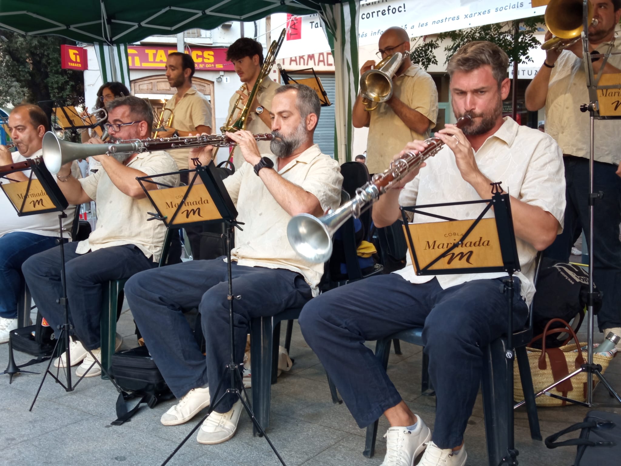 La plaça Vella de Terrassa ha acollit aquest dissabte, dia 19 de setembre, la 53 edició de la Diada-Aplec Sardanista de Terrassa. Es tracta d'una celebració ineludible pels amants de les sardanes i que té lloc a la nostra ciutat cada mes de setembre des de 1973. Enguany, la jornada també ha servit per homenatjar el músic Pau Casals, amb motiu de la commemoració dels 150 anys del seu naixement. Aquesta edició ha comptat amb la presència de la cobla de Sant Jordi Ciutat de Barcelona, la cobla Mil·lenària Fidelíssima Vila de Perpinyà i la cobla Marinada | Ramon Navarro