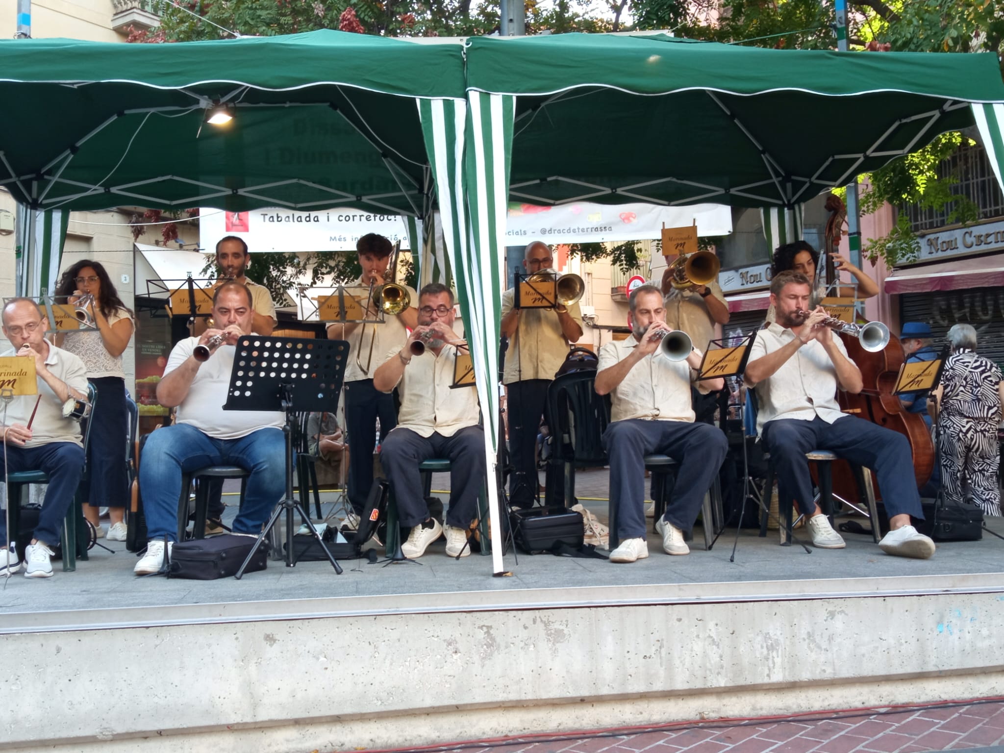 La plaça Vella de Terrassa ha acollit aquest dissabte, dia 19 de setembre, la 53 edició de la Diada-Aplec Sardanista de Terrassa. Es tracta d'una celebració ineludible pels amants de les sardanes i que té lloc a la nostra ciutat cada mes de setembre des de 1973. Enguany, la jornada també ha servit per homenatjar el músic Pau Casals, amb motiu de la commemoració dels 150 anys del seu naixement. Aquesta edició ha comptat amb la presència de la cobla de Sant Jordi Ciutat de Barcelona, la cobla Mil·lenària Fidelíssima Vila de Perpinyà i la cobla Marinada | Ramon Navarro