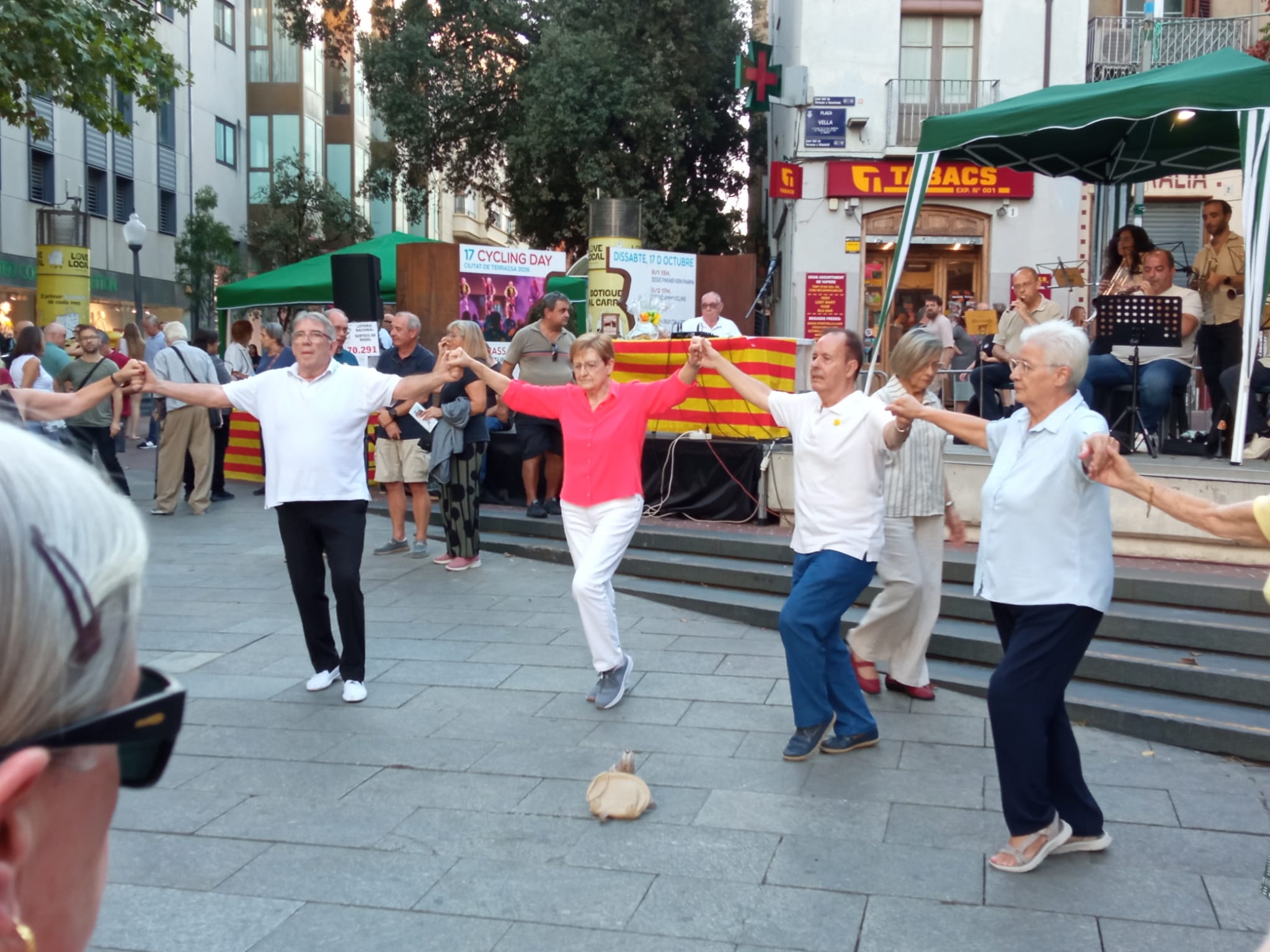 La plaça Vella de Terrassa ha acollit aquest dissabte, dia 19 de setembre, la 53 edició de la Diada-Aplec Sardanista de Terrassa. Es tracta d'una celebració ineludible pels amants de les sardanes i que té lloc a la nostra ciutat cada mes de setembre des de 1973. Enguany, la jornada també ha servit per homenatjar el músic Pau Casals, amb motiu de la commemoració dels 150 anys del seu naixement. Aquesta edició ha comptat amb la presència de la cobla de Sant Jordi Ciutat de Barcelona, la cobla Mil·lenària Fidelíssima Vila de Perpinyà i la cobla Marinada | Ramon Navarro