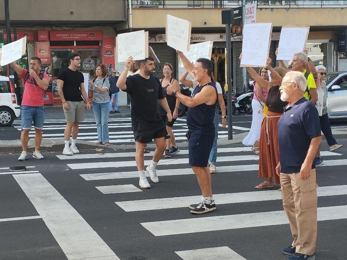 Concentració dels monitors de fitness i activitats dirigides del CN Terrassa davant de les instal·lacions del club, a l'avinguda Abat Marcet | Cedida
