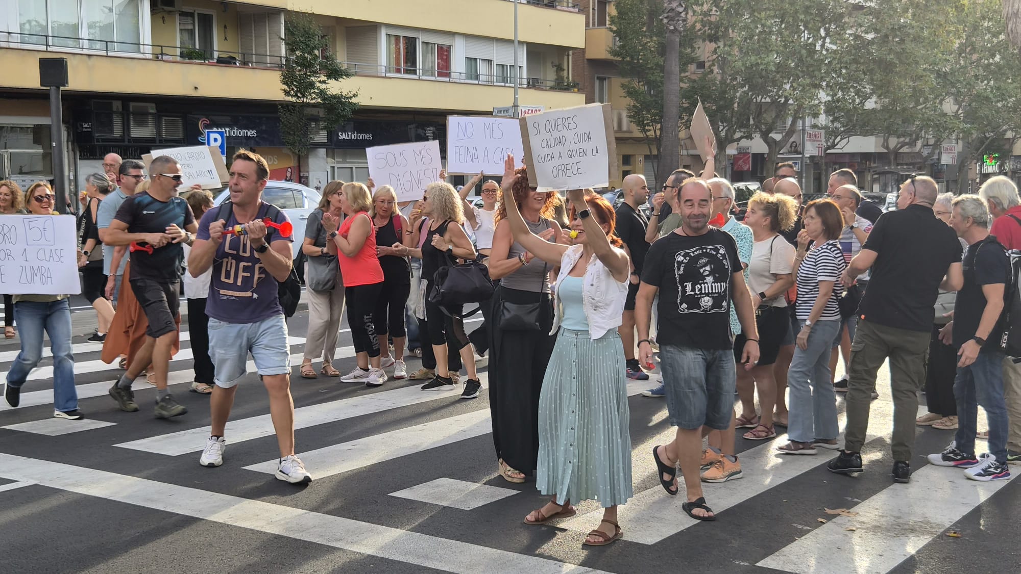 Concentració dels monitors de fitness i activitats dirigides del CN Terrassa davant de les instal·lacions del club, a l'avinguda Abat Marcet | Oriol Manrique