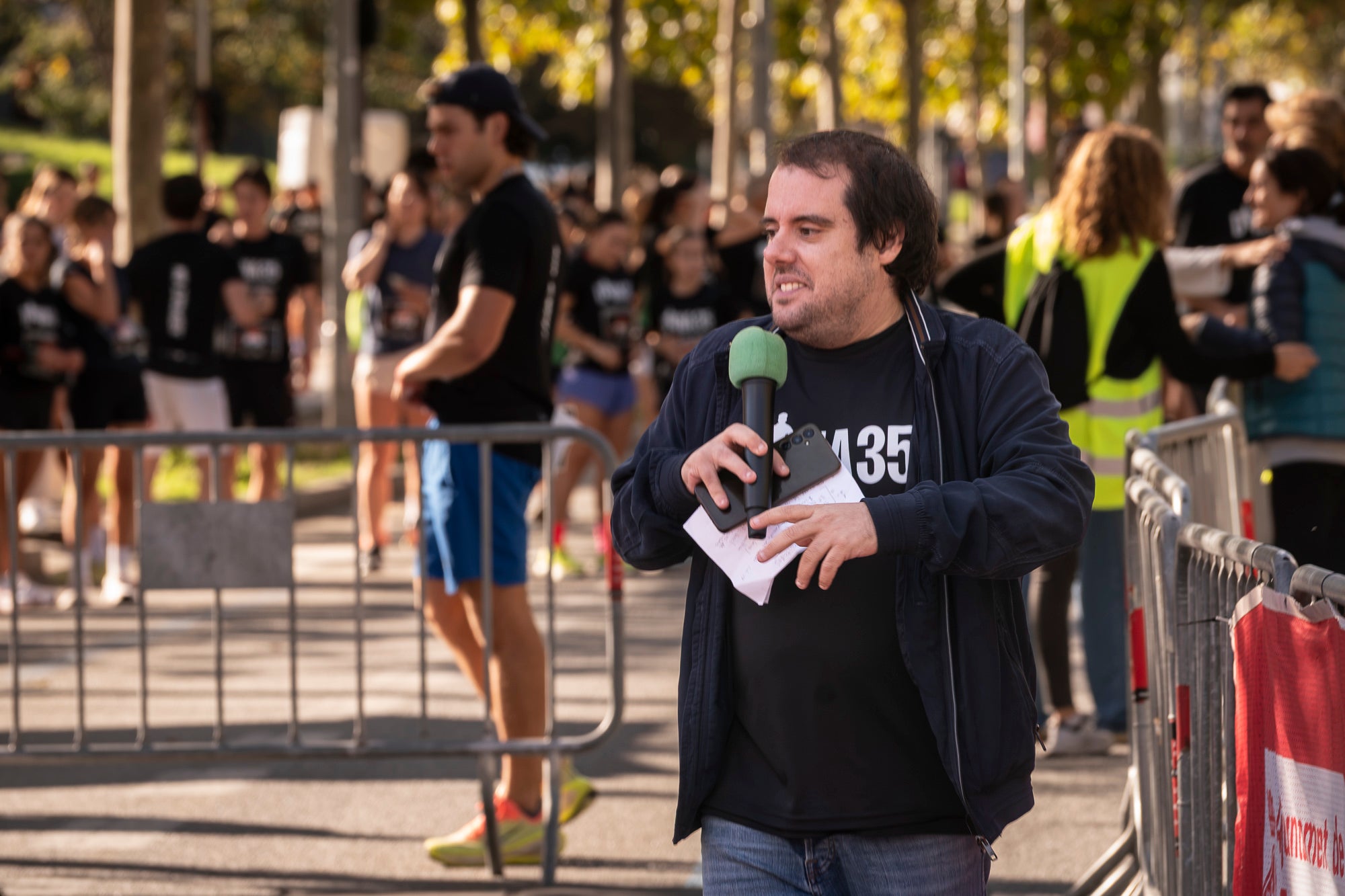Segurament els guanyadors eren el de menys, però aquests vencedors i els seus temps li donen més relleu a la I Cursa Solidària Pau Dinarès disputada aquest diumenge a Terrassa per recaptar fons en la investigació de l'osteosarcoma. En categoria masculina, ha estat la jove promesa terrassenca Àlex Pintado qui ha travessat primer la meta del recorregut de 10 quilòmetres urbans amb 30 minuts i 52 segons, mentre que en categoria femenina ha estat primera la veterana egarenca Sandra Asín, amb 37 minuts i 32 segons. L'arribada i sortida es feia al parc dels Catalans i el moment més simbòlic era el pas per davant del carrer de Suris, on viu la família de Pau Dinarès, jove atleta d'hoquei sobre herba de l'Egara que va morir el novembre passat als 22 anys d'aquest càncer i en memòria de qual l'associació Dina35 ha creat aquesta prova | Mireia Comas